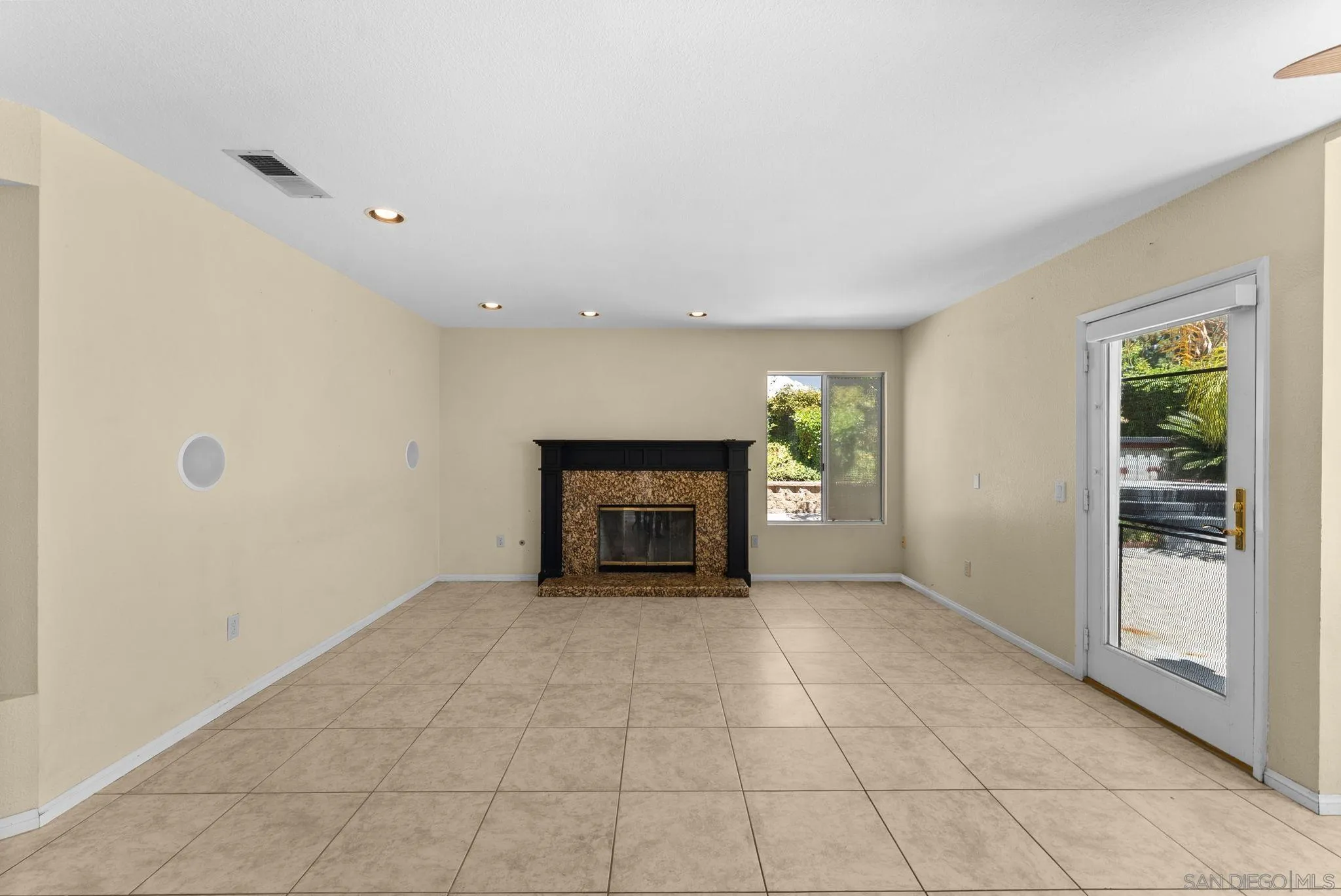 https://cdn.realtyfeed.com/cdn/127/260015996/42f3d27b668658a3fec7c6e798c643db.webp