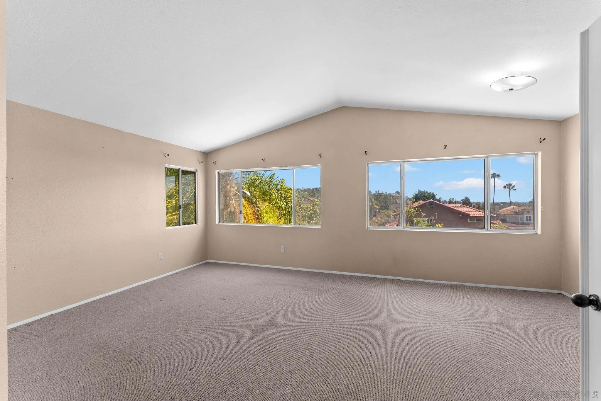 https://cdn.realtyfeed.com/cdn/127/260015996/ccb7787c9caa5ab35de967d3ed1c538b.webp