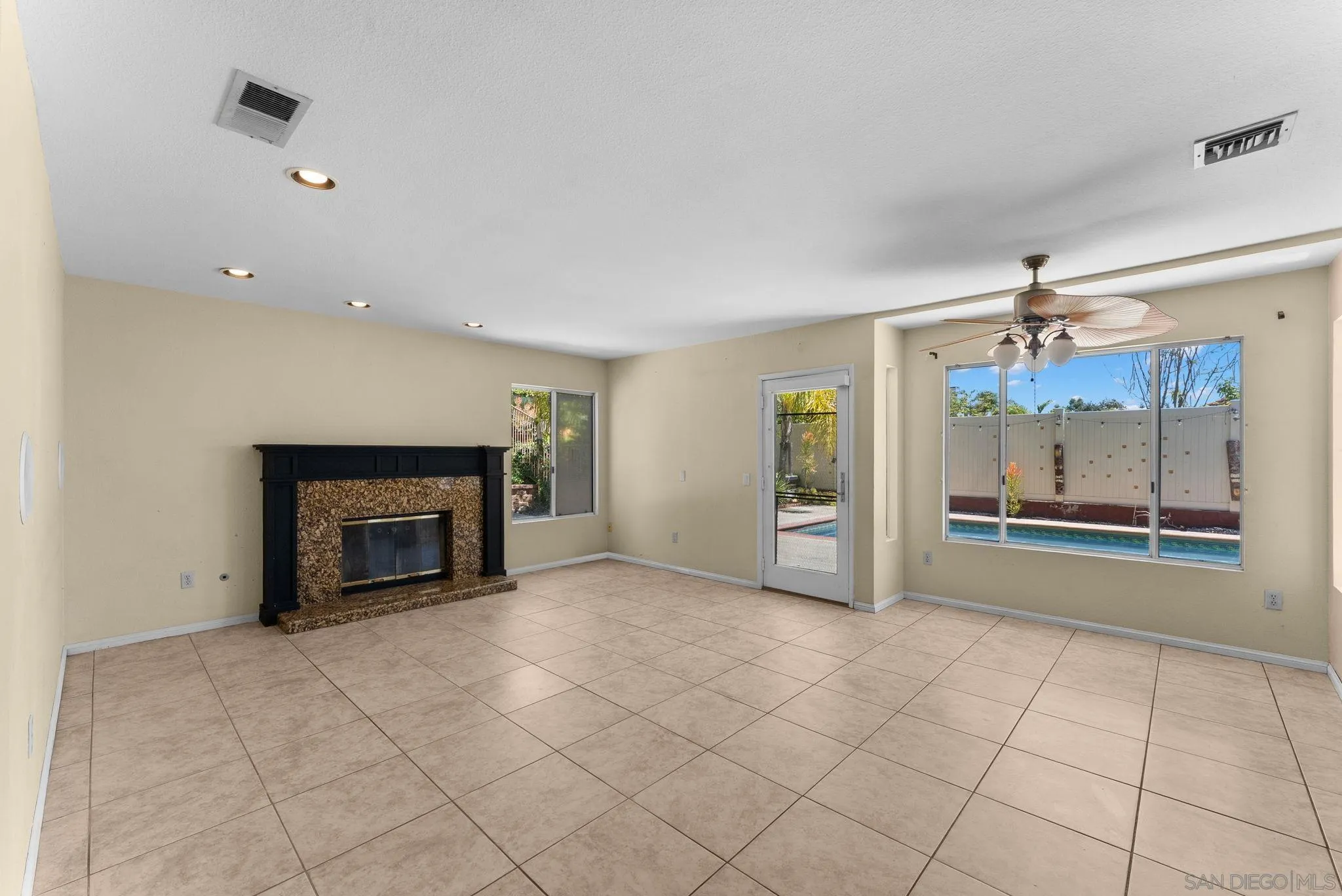 https://cdn.realtyfeed.com/cdn/127/260015996/d04acd423aab71c1efdec04ea47f0260.webp