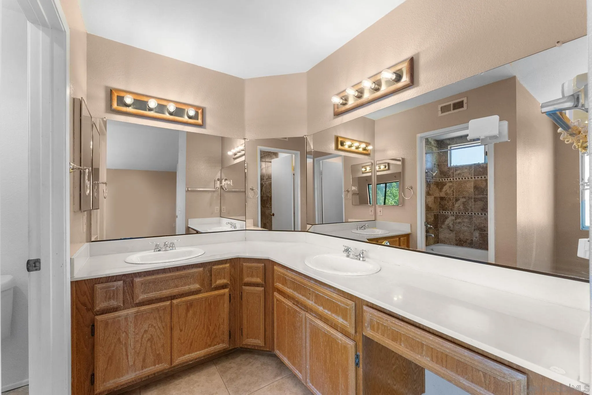 https://cdn.realtyfeed.com/cdn/127/260015996/e090bc740d1faf9eb65765870871a2a1.webp