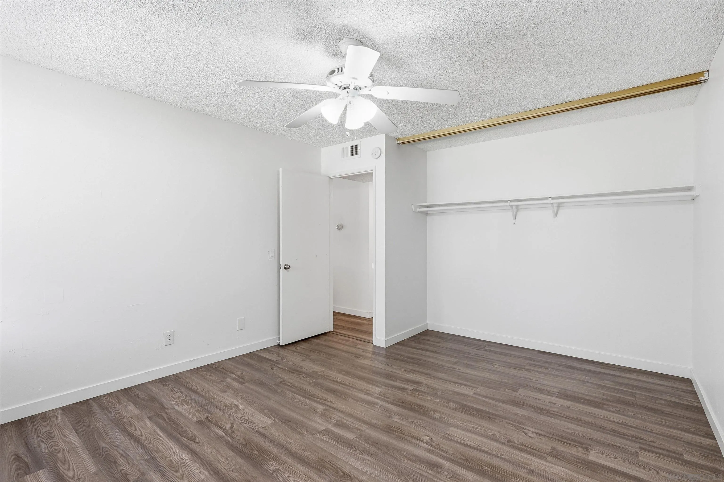 https://cdn.realtyfeed.com/cdn/127/260015997/45644b6afbbb1b86603fea2d38148395.webp