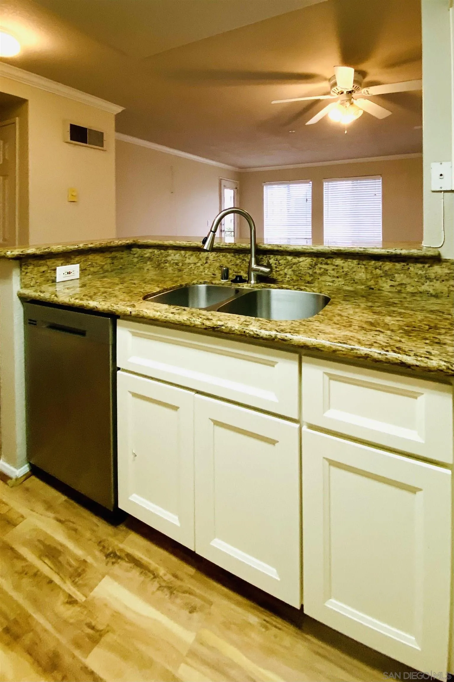https://cdn.realtyfeed.com/cdn/127/260016017/21d1054eb4eb45d94e4d84db2e37d276.webp