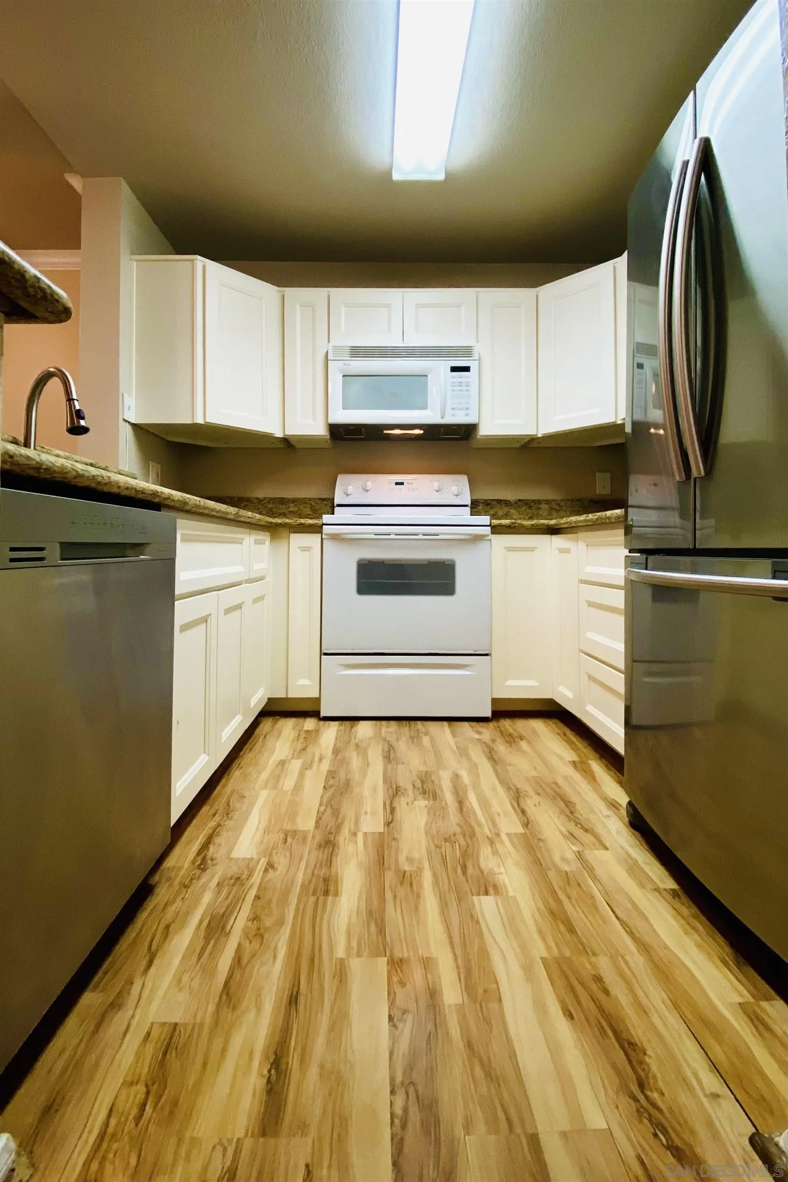 https://cdn.realtyfeed.com/cdn/127/260016017/ecf653678c4c6aad38705ed4cdacdb15.webp