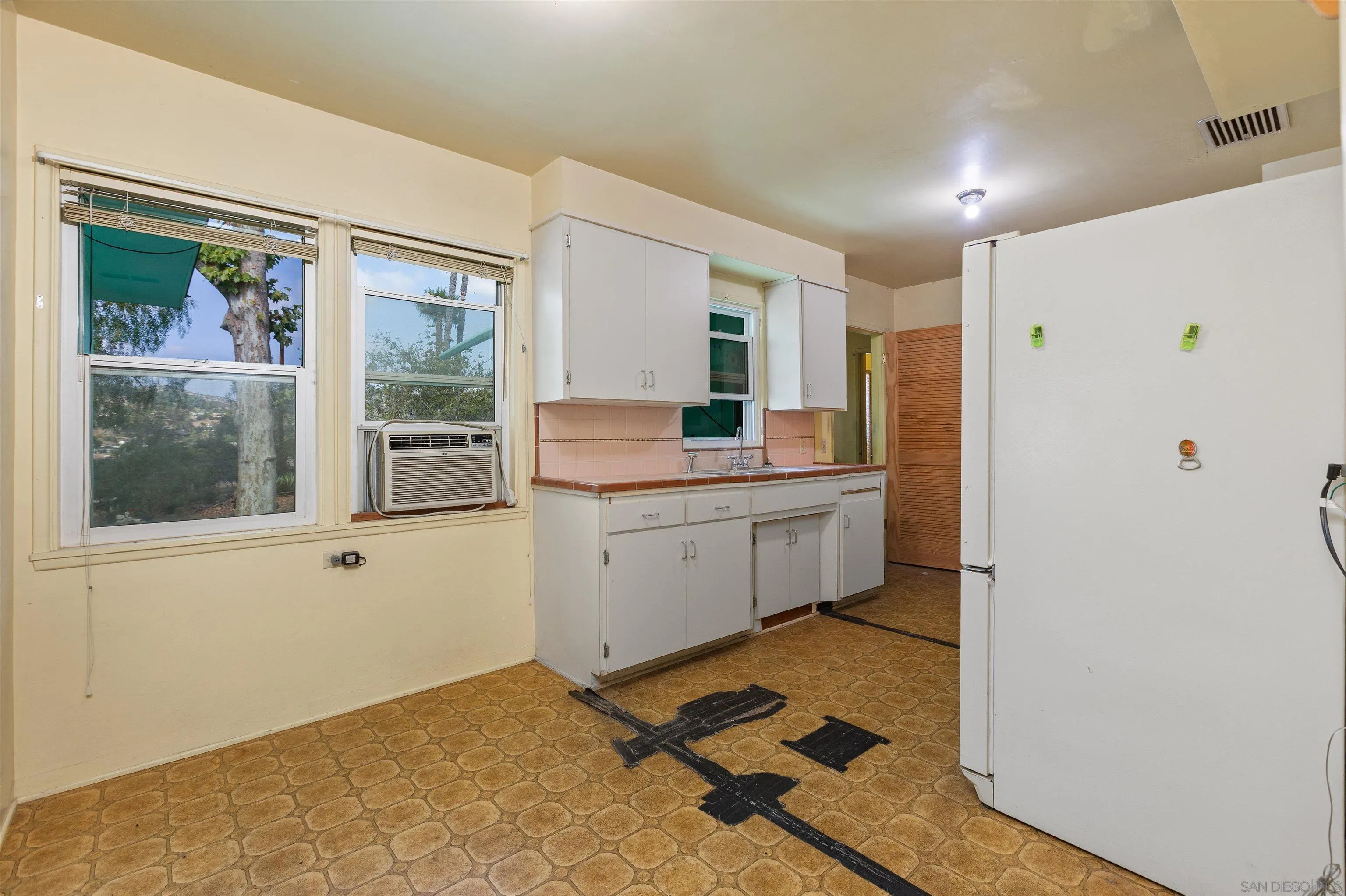 https://cdn.realtyfeed.com/cdn/127/260016034/a92ce9f0f4be4fe60ec9a70d4e36f165.webp