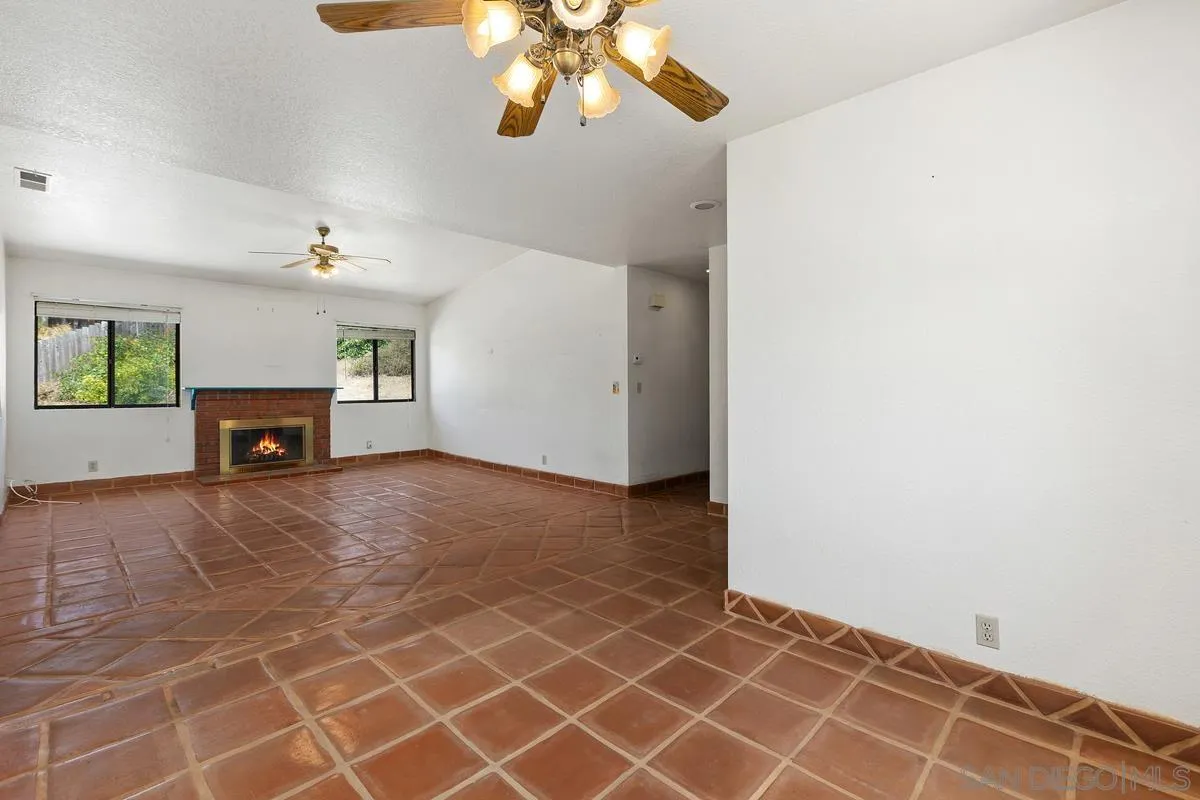 https://cdn.realtyfeed.com/cdn/127/260016103/e63946f0a041e5acf2dd6b4de52e36ef.webp