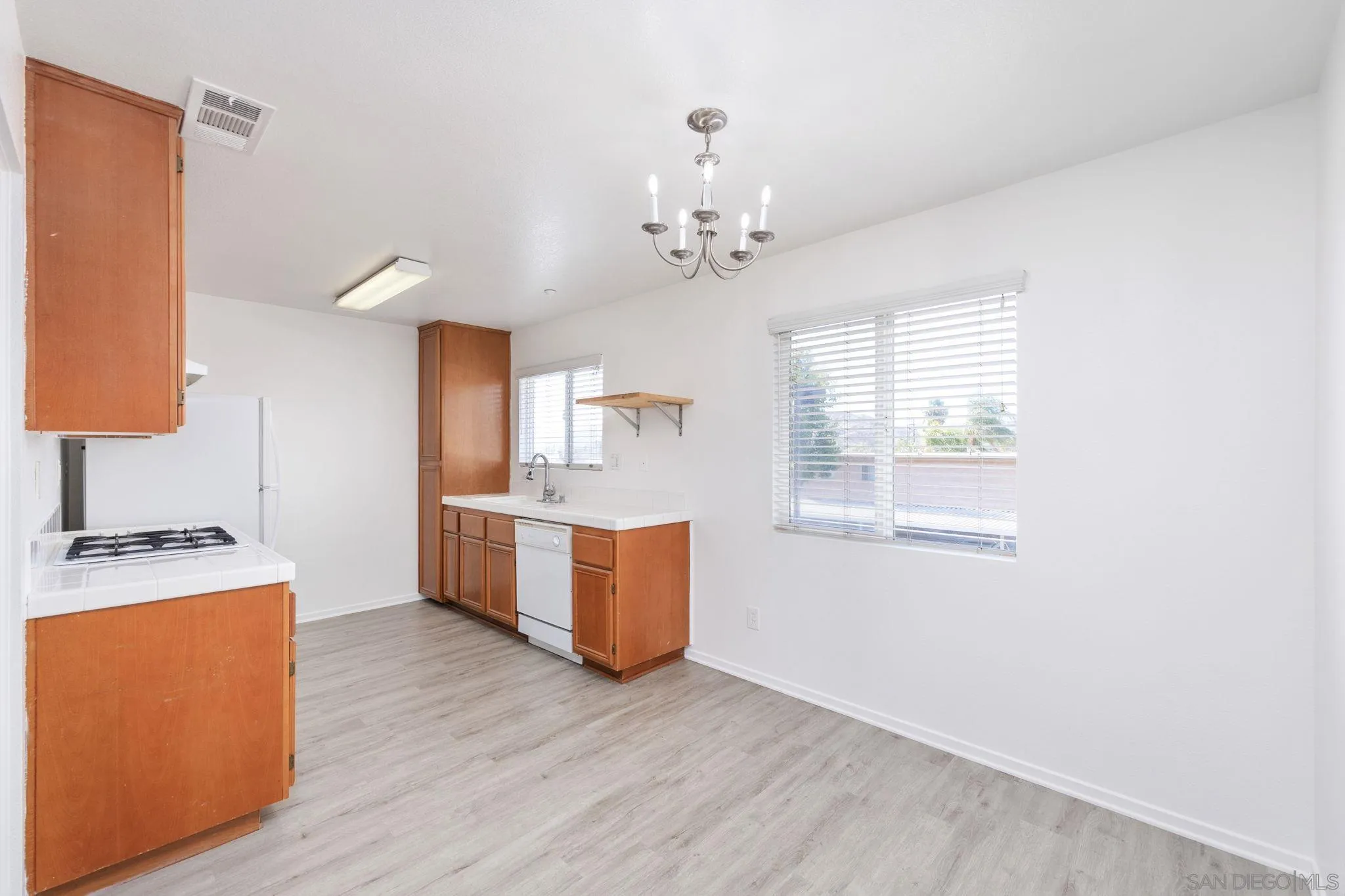 Photo #5: 260016113 Listing: Photo #5