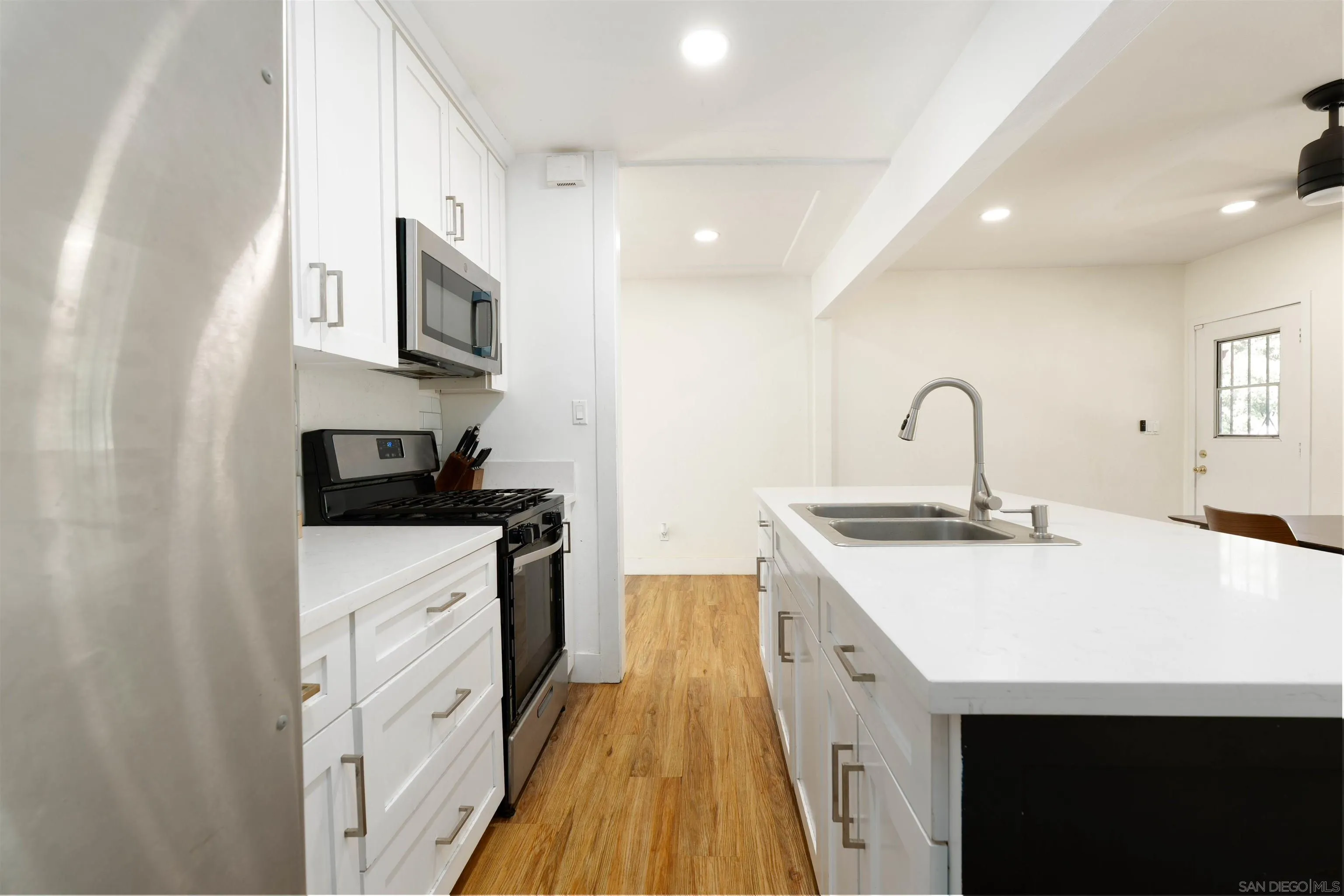 https://cdn.realtyfeed.com/cdn/127/260016120/eff2e441314c69bf6adf0a4865bd432b.webp