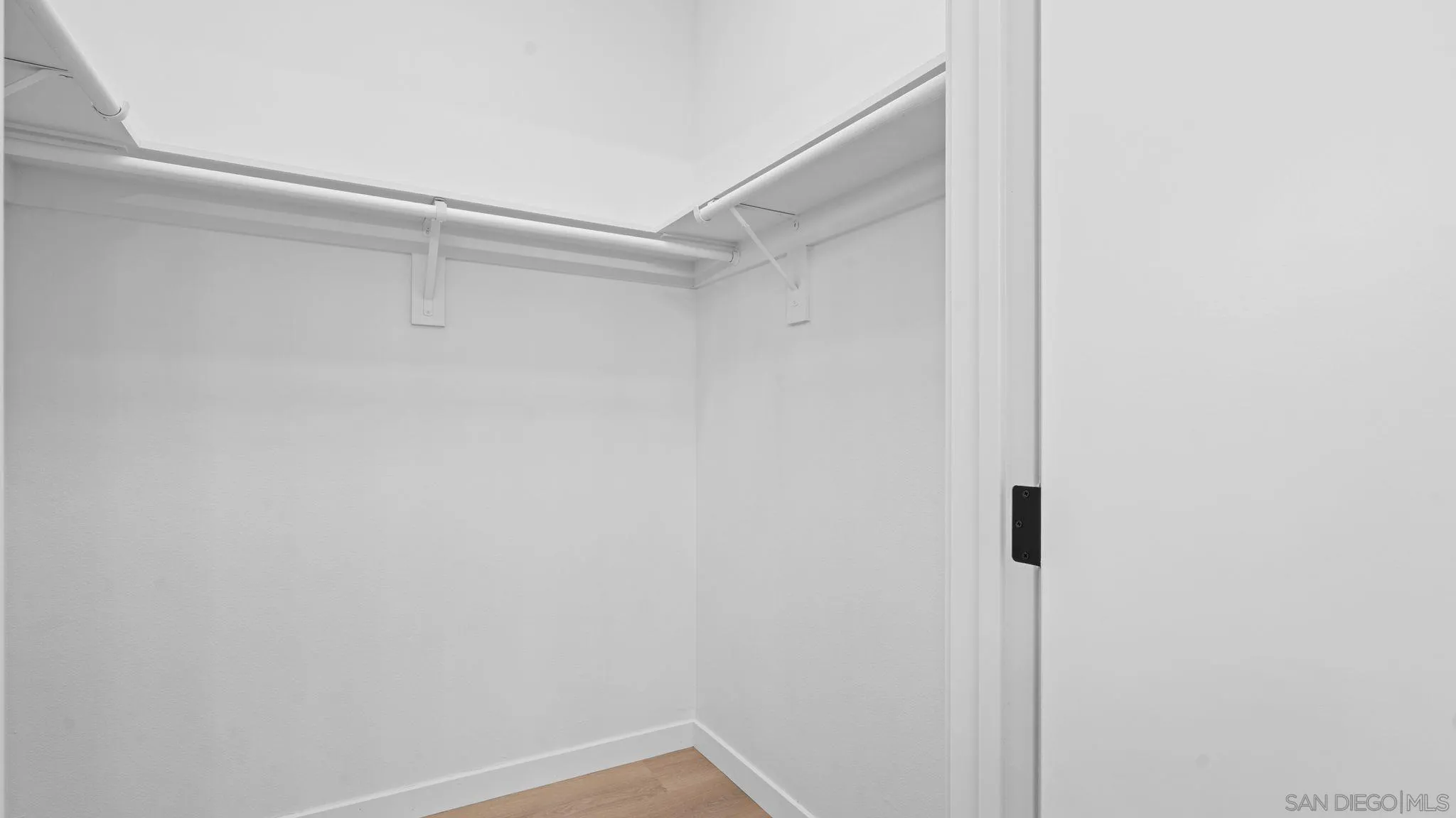 https://cdn.realtyfeed.com/cdn/127/260016121/7bffbca62004817f78b265240bec3880.webp