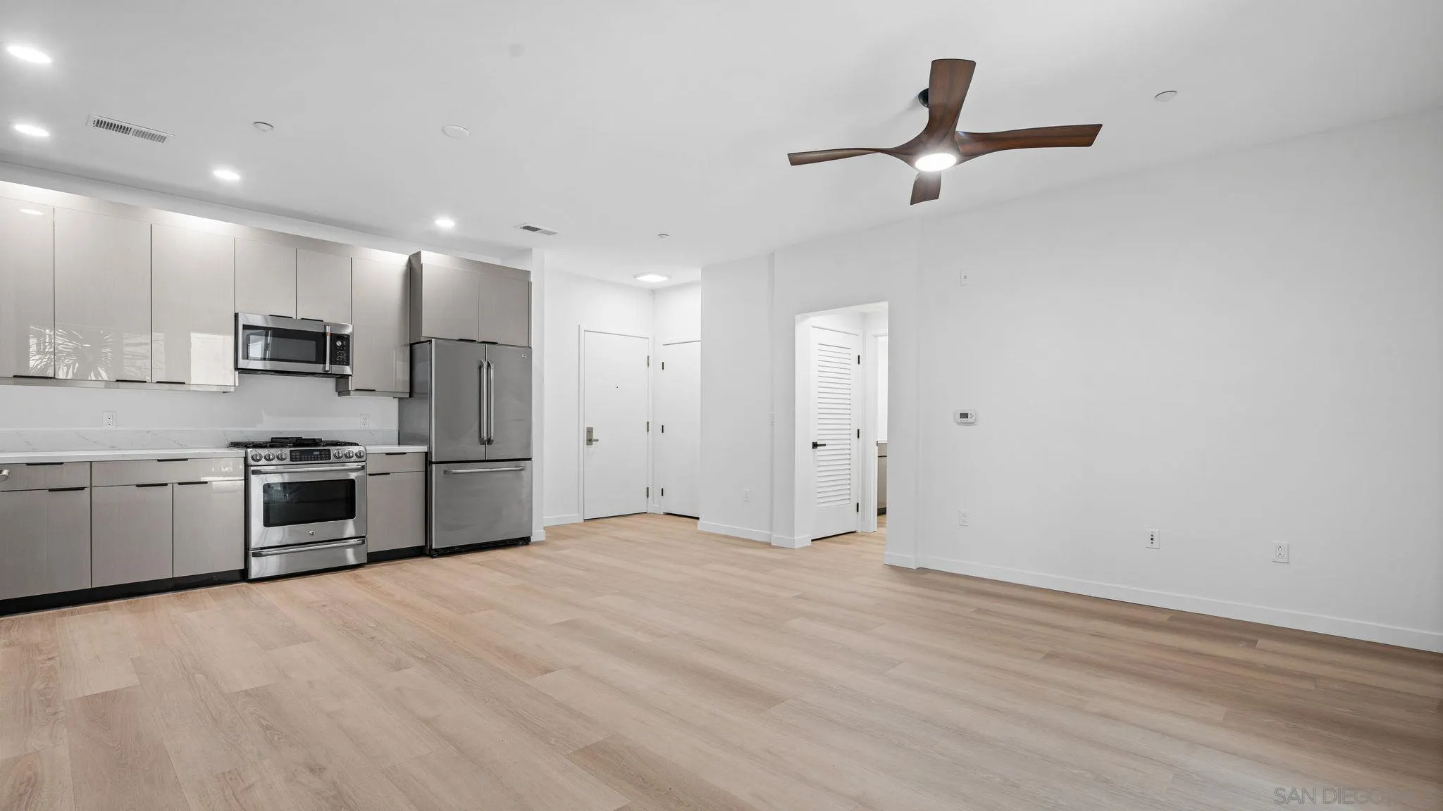 https://cdn.realtyfeed.com/cdn/127/260016121/bdbe679bb69c234a354057aed336ba53.webp