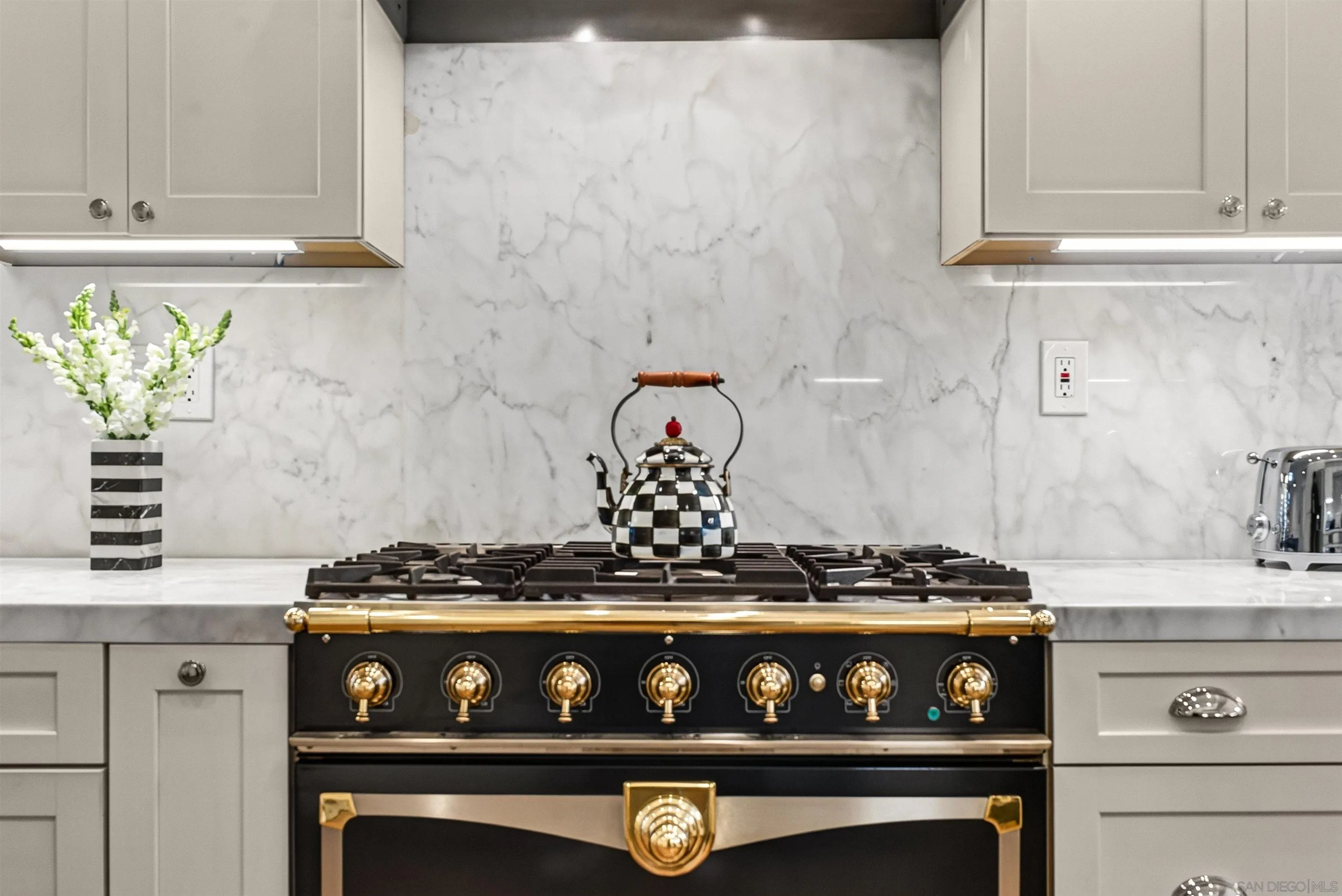 https://cdn.realtyfeed.com/cdn/127/260016133/de2335839858db5086e2dd9279afdd22.webp