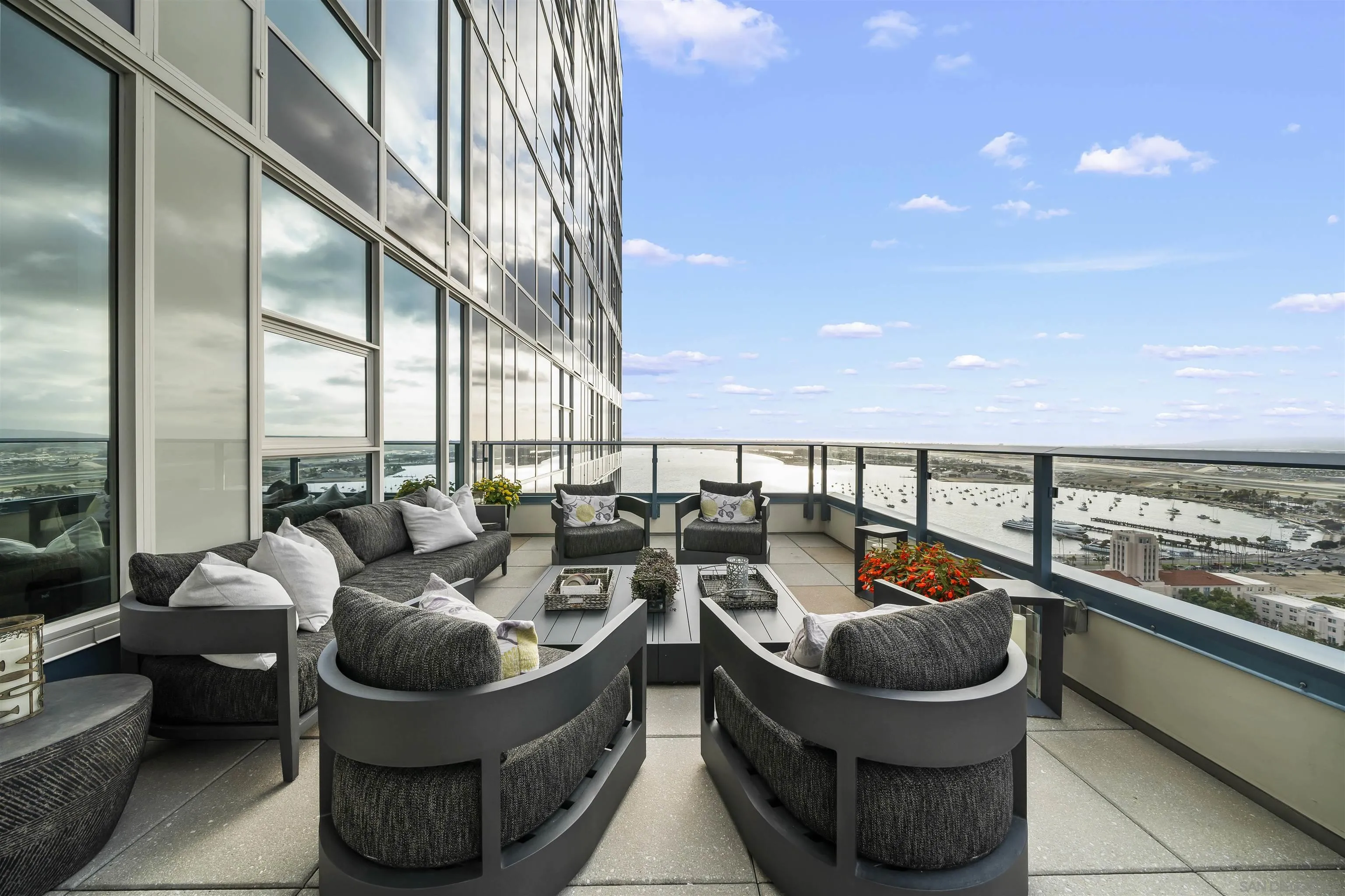 https://cdn.realtyfeed.com/cdn/127/260016134/35a37199cedec98ed222fecb28f537c0.webp
