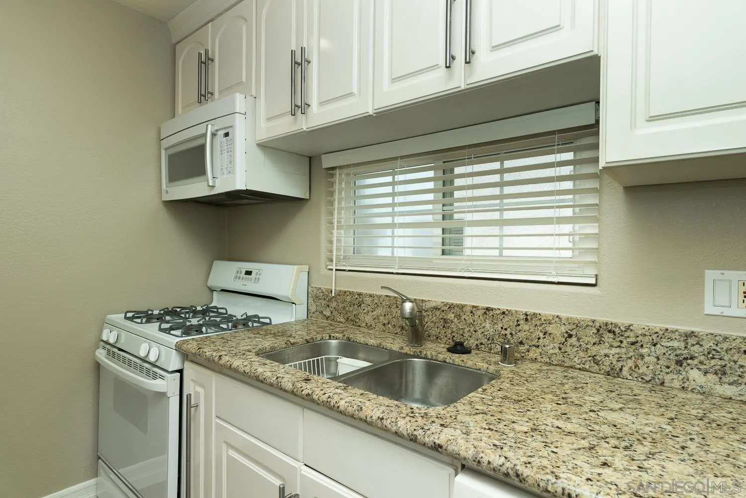 https://cdn.realtyfeed.com/cdn/127/260016135/6fb1c875ff3a0b97db12f5d5bb93e0d2.webp