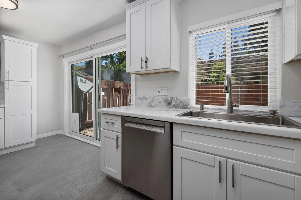 https://cdn.realtyfeed.com/cdn/127/260016204/1b3f1eb9187e041c9f65ba3410dc03d6.webp