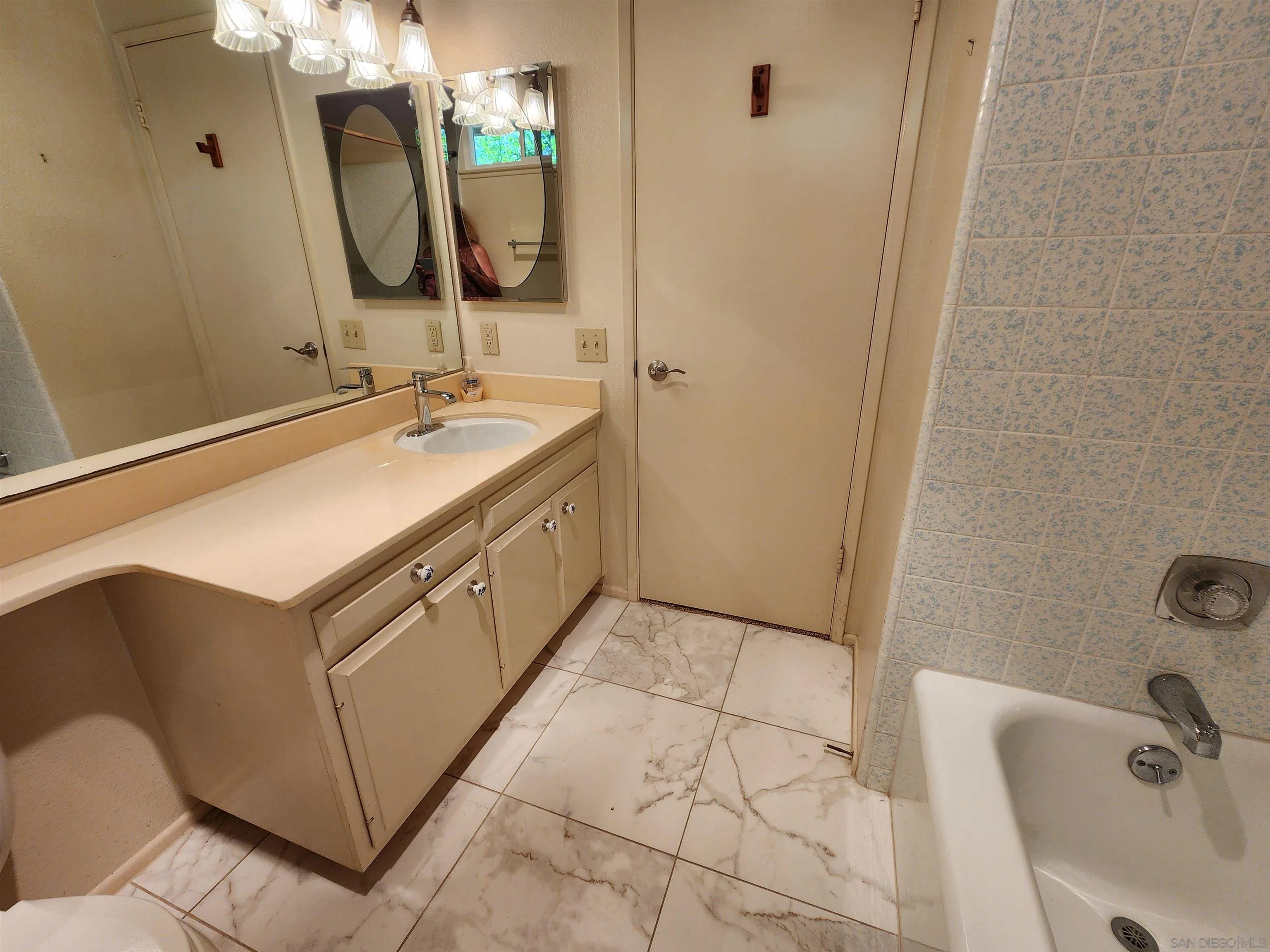 https://cdn.realtyfeed.com/cdn/127/260016207/e0253f3f3daae9eab4fa9a7a55834814.webp