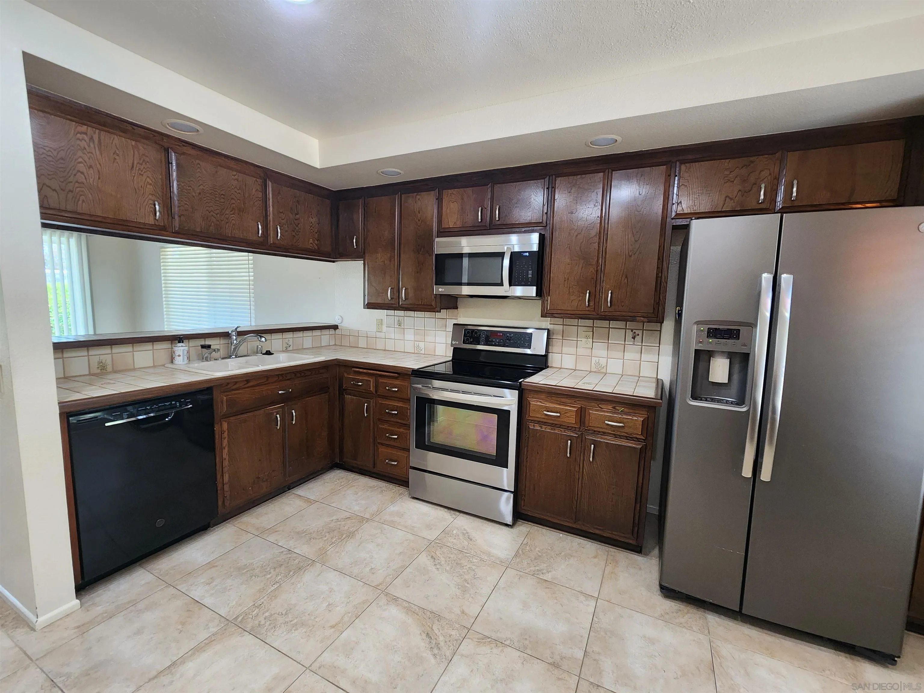 https://cdn.realtyfeed.com/cdn/127/260016207/e33f77fe2d19ee5c1a10052a7bf8a86c.webp