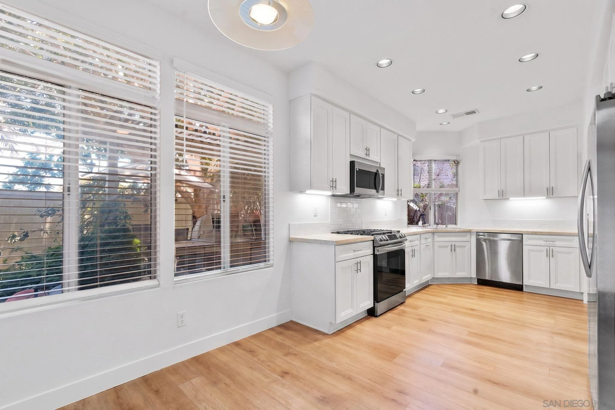 https://cdn.realtyfeed.com/cdn/127/260016211/05ebf7917aaa37b6b402c7632978378d.webp