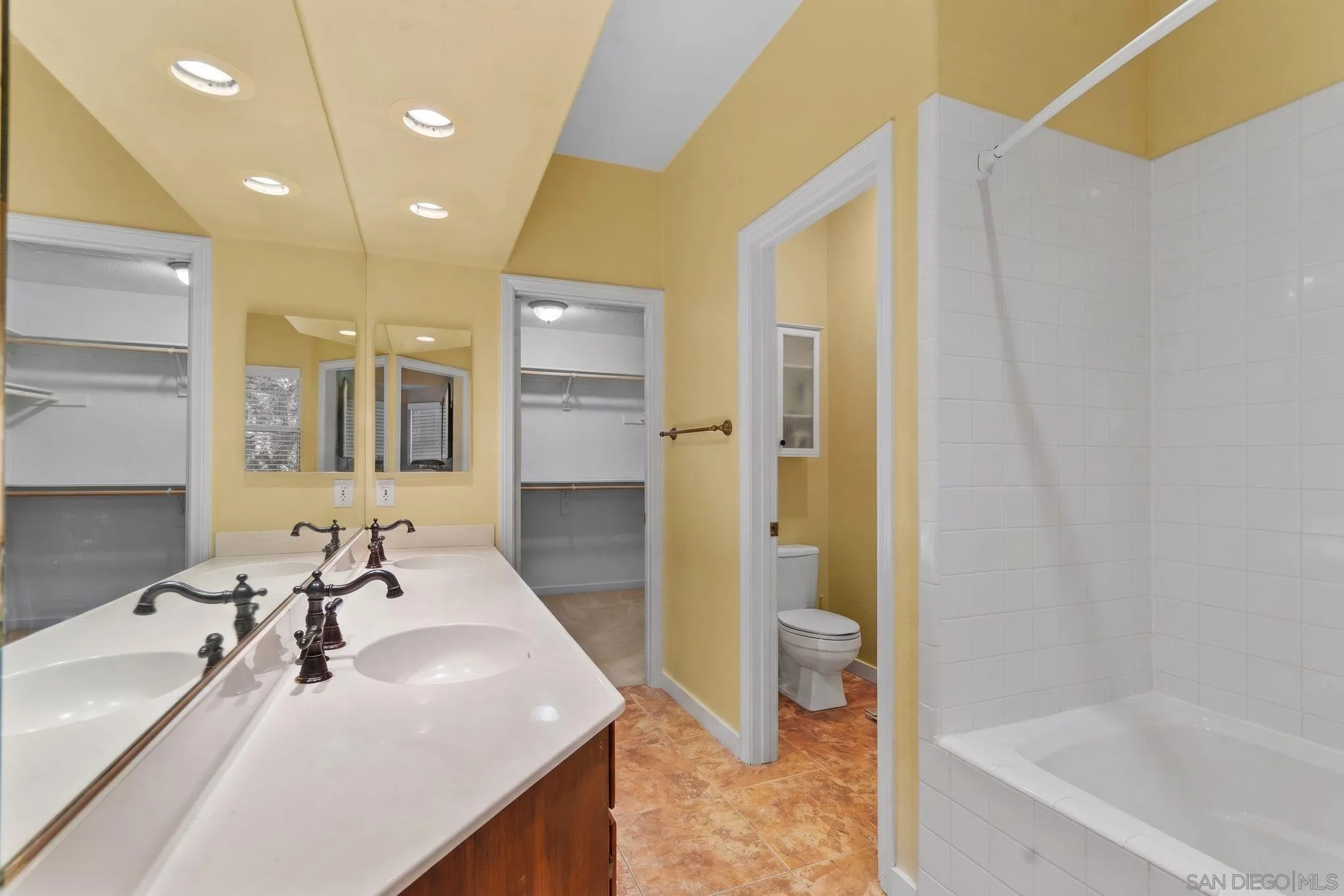 https://cdn.realtyfeed.com/cdn/127/260016211/184418ecadf4794dde154f8ebd919c59.webp