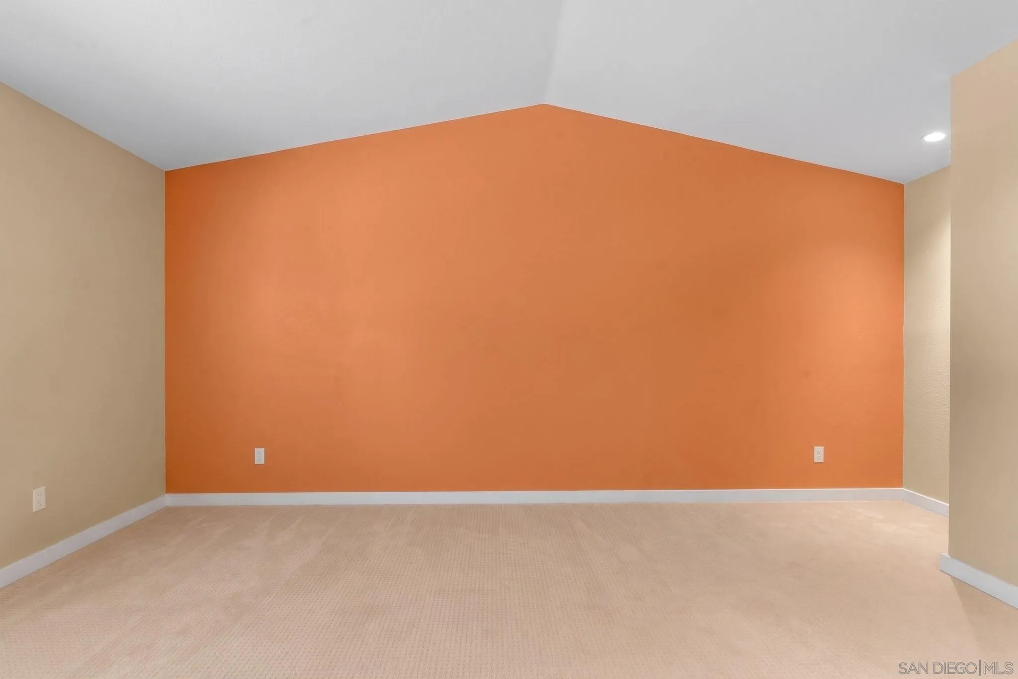 https://cdn.realtyfeed.com/cdn/127/260016211/2ae1e4c7d7069870852845a265a12172.webp