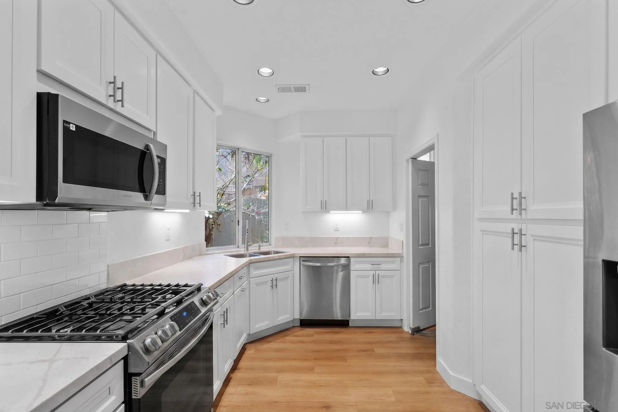 https://cdn.realtyfeed.com/cdn/127/260016211/3ec908bf7a7143f07a3d0110e47e31d2.webp