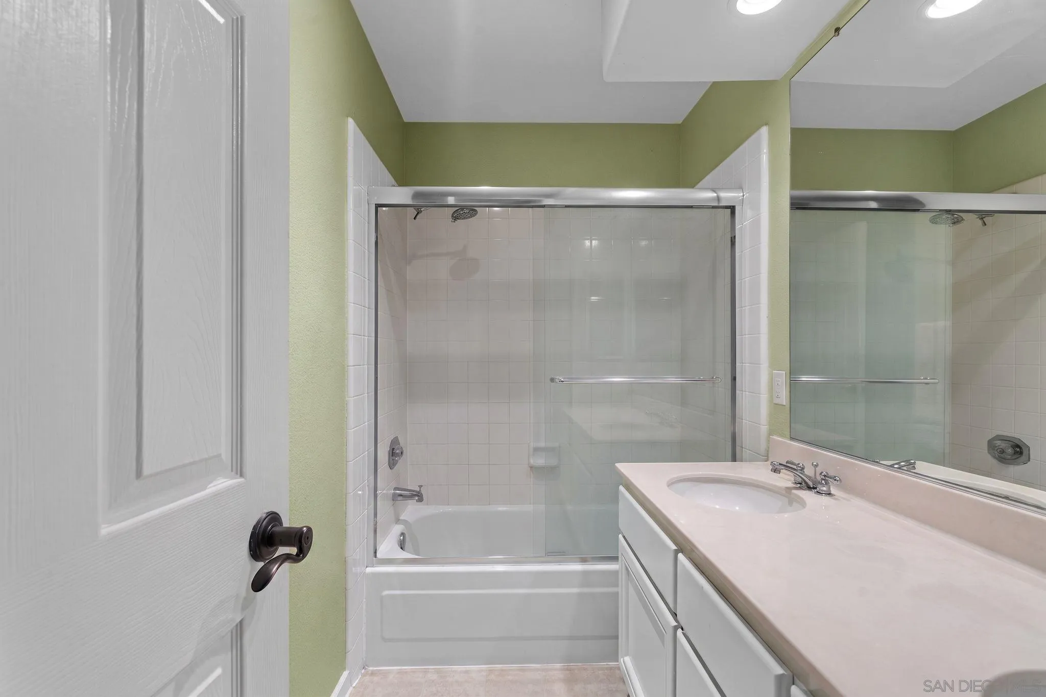 https://cdn.realtyfeed.com/cdn/127/260016211/62c8f1f293caa1c54e4f7a77cc32dec0.webp