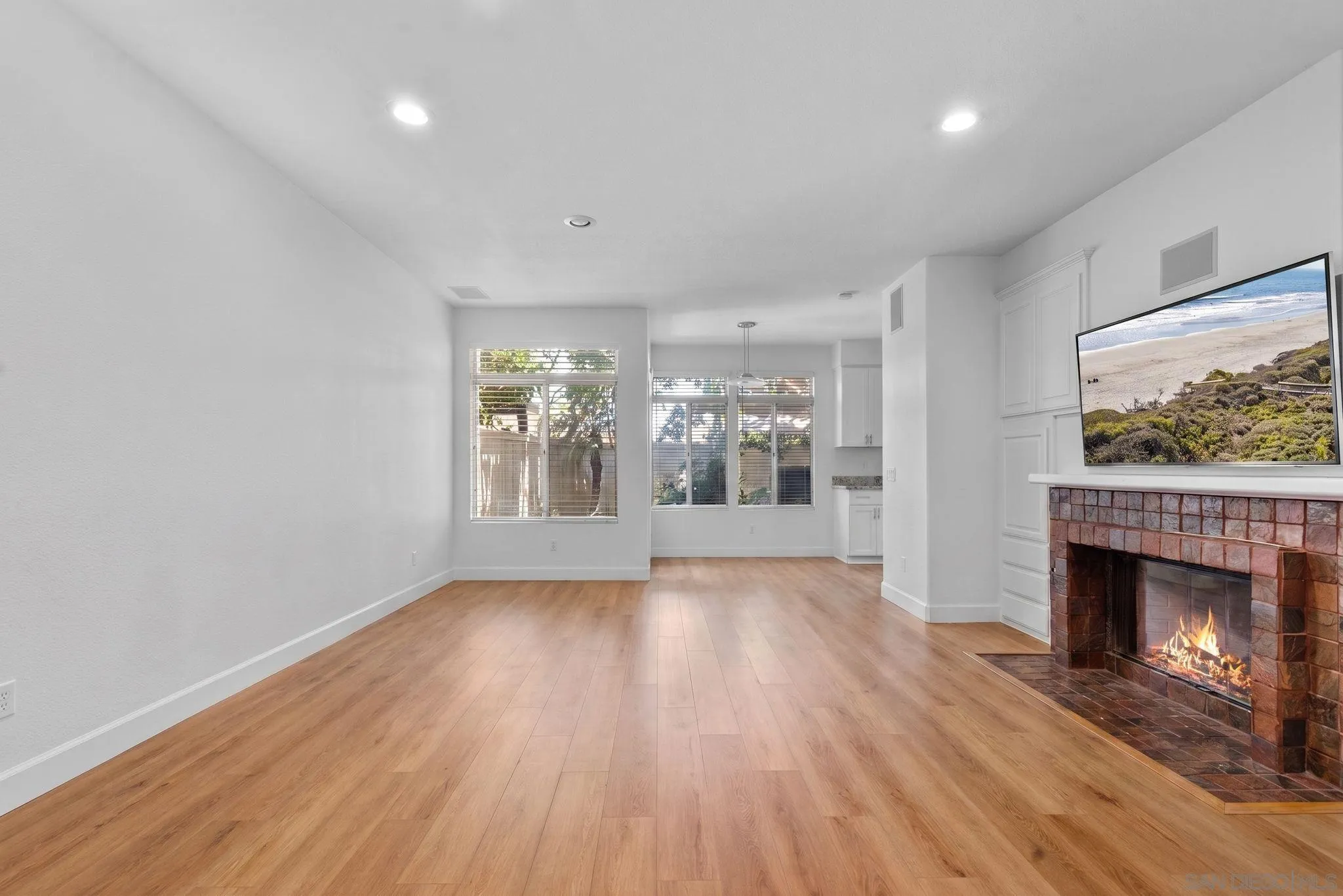 https://cdn.realtyfeed.com/cdn/127/260016211/981318bf853591c34ec17896dc788edb.webp