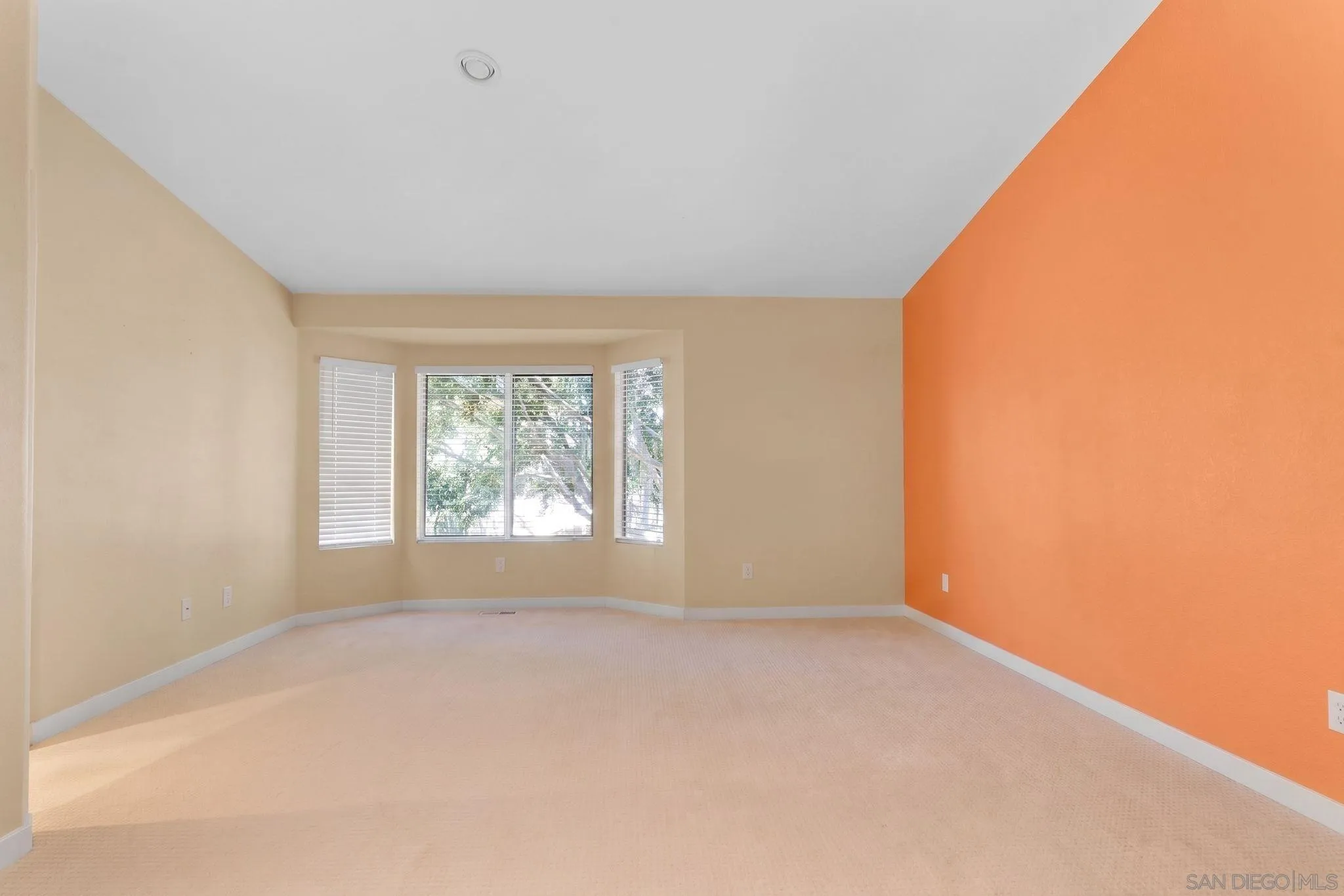 https://cdn.realtyfeed.com/cdn/127/260016211/b4215f66bb3fc4554c7716c47057d0f5.webp
