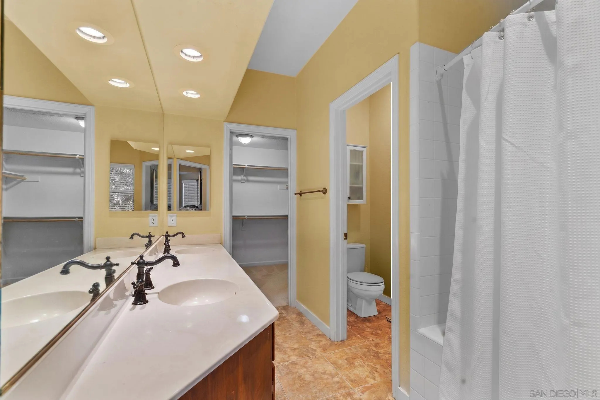 https://cdn.realtyfeed.com/cdn/127/260016211/b4f85e9d45f204add61ba621f91130c5.webp