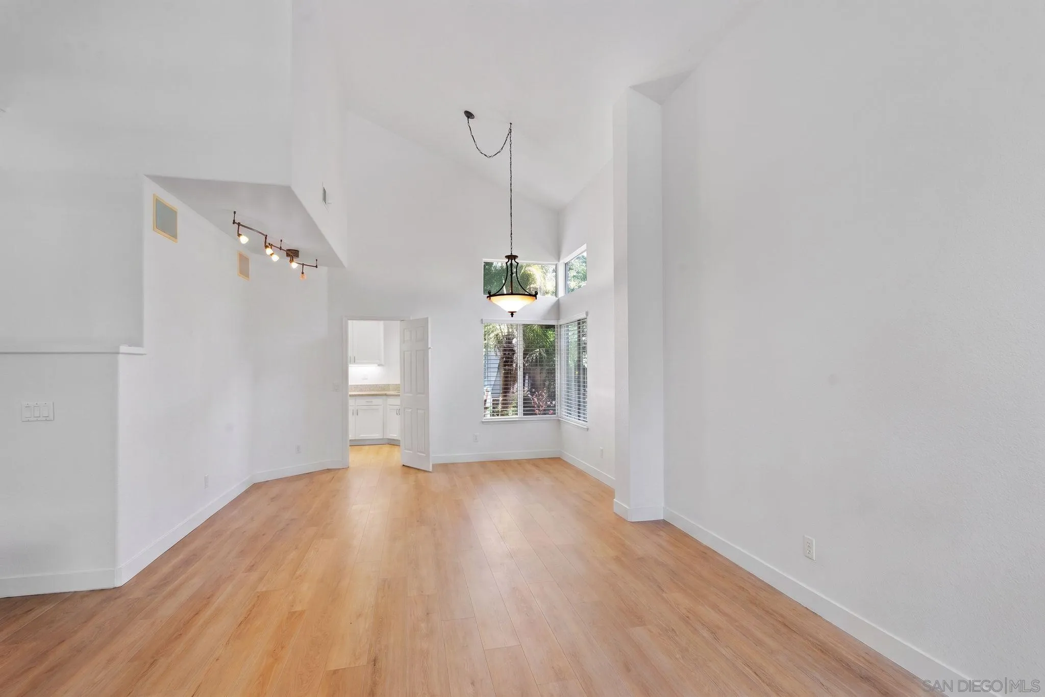 https://cdn.realtyfeed.com/cdn/127/260016211/d6ffaf1626ad0be0efdf77b18e31499b.webp