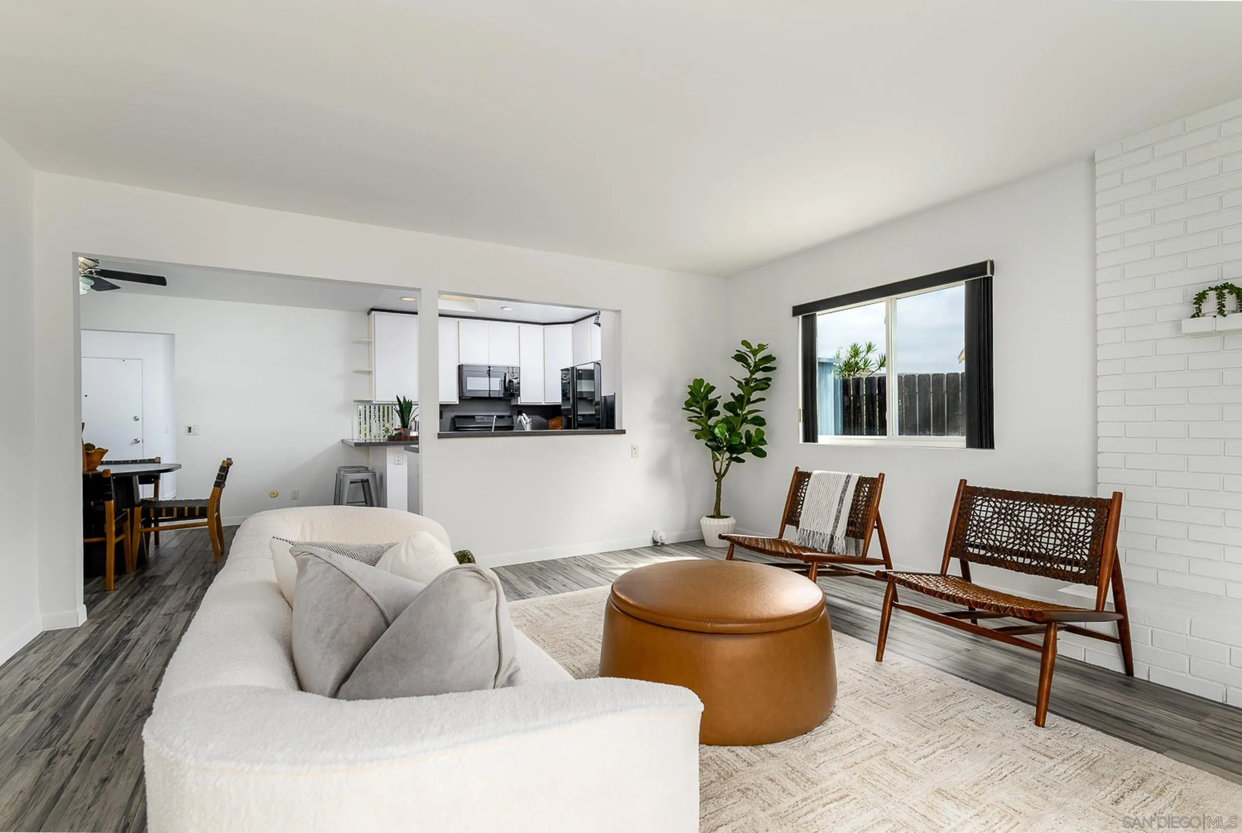 https://cdn.realtyfeed.com/cdn/127/260016215/5daa129045eb0c4b38011d7279a3ca64.webp
