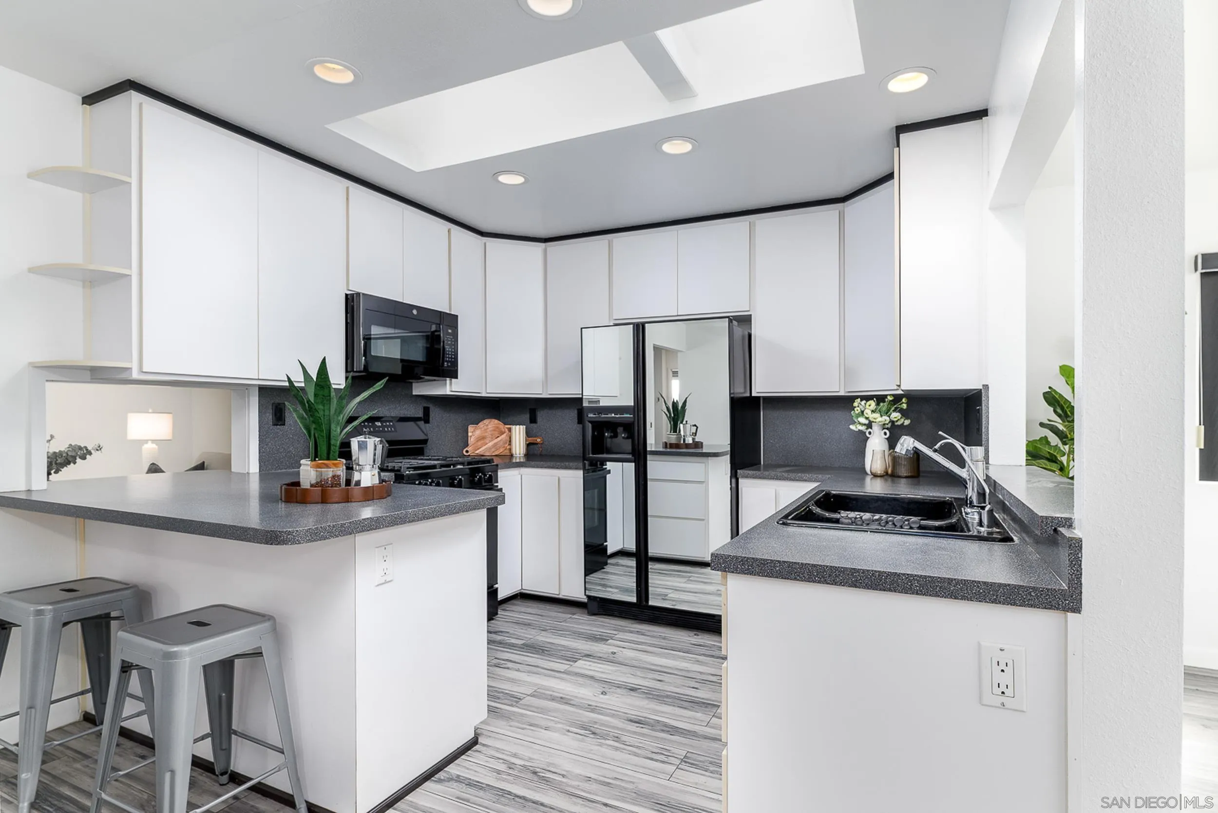 https://cdn.realtyfeed.com/cdn/127/260016215/c0976a8c9af66420cd350d880daa7989.webp