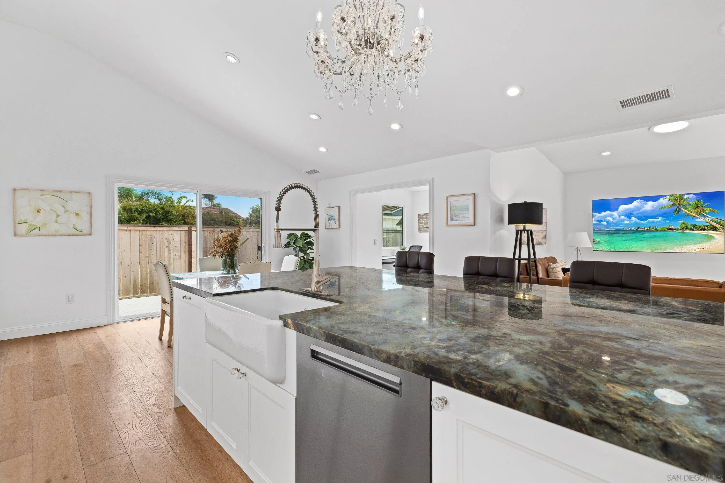 https://cdn.realtyfeed.com/cdn/127/260016221/4ef51f76cde93ee943940060ee506cb7.webp