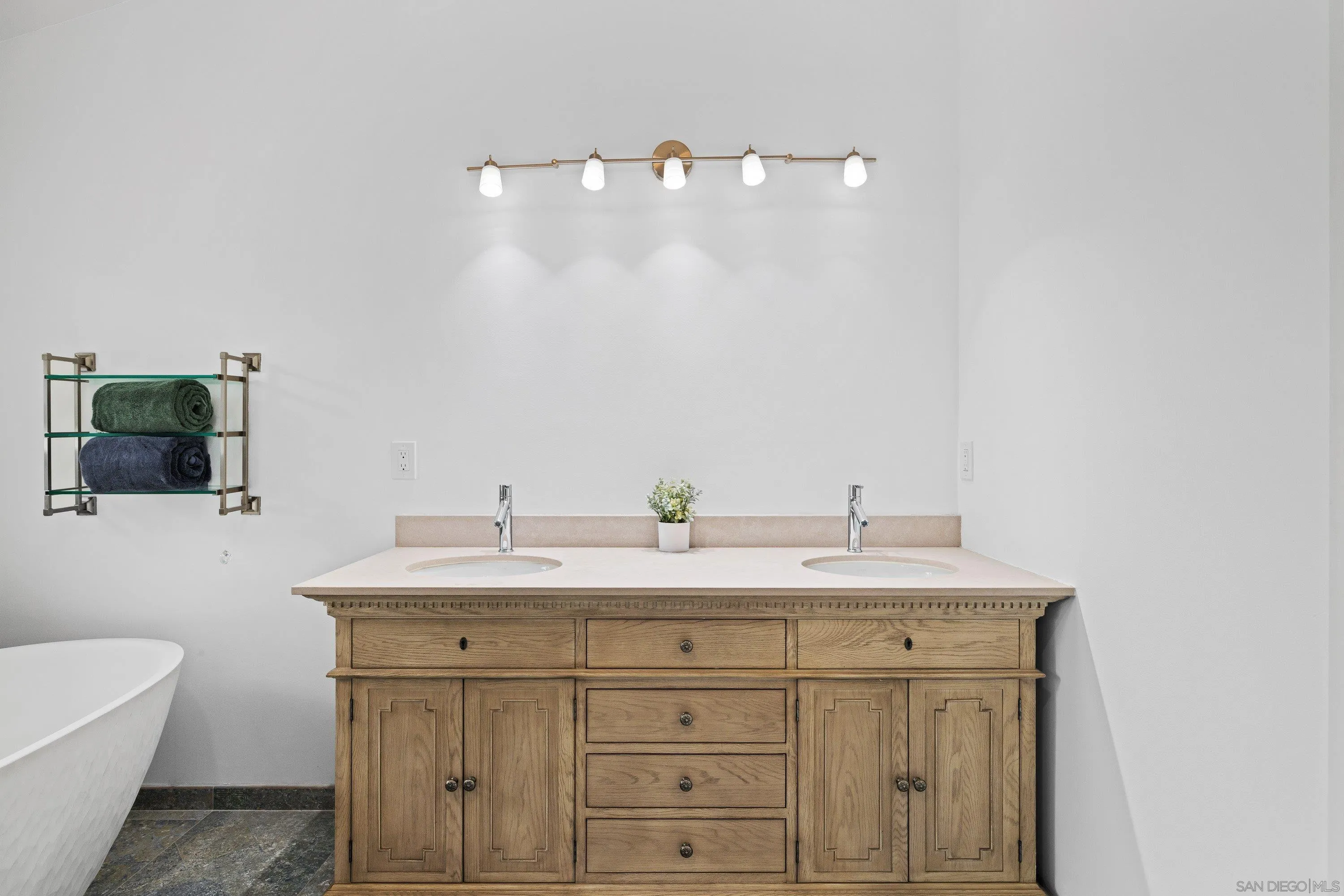 https://cdn.realtyfeed.com/cdn/127/260016221/77d9f83599c71c9a915f4cea8d12dff5.webp