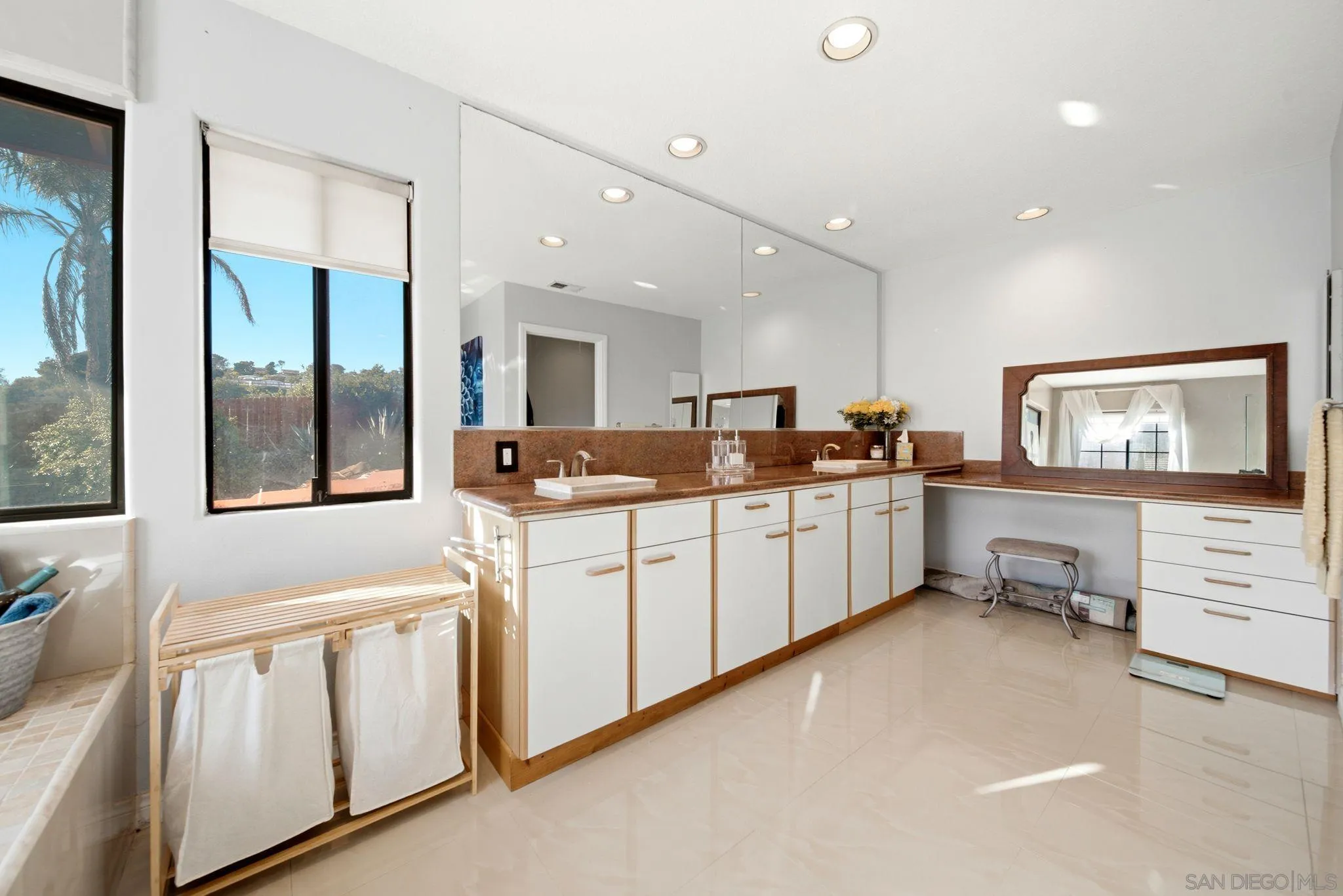 https://cdn.realtyfeed.com/cdn/127/260016232/9dc58d0f8781572ee421c2b8c1559b16.webp