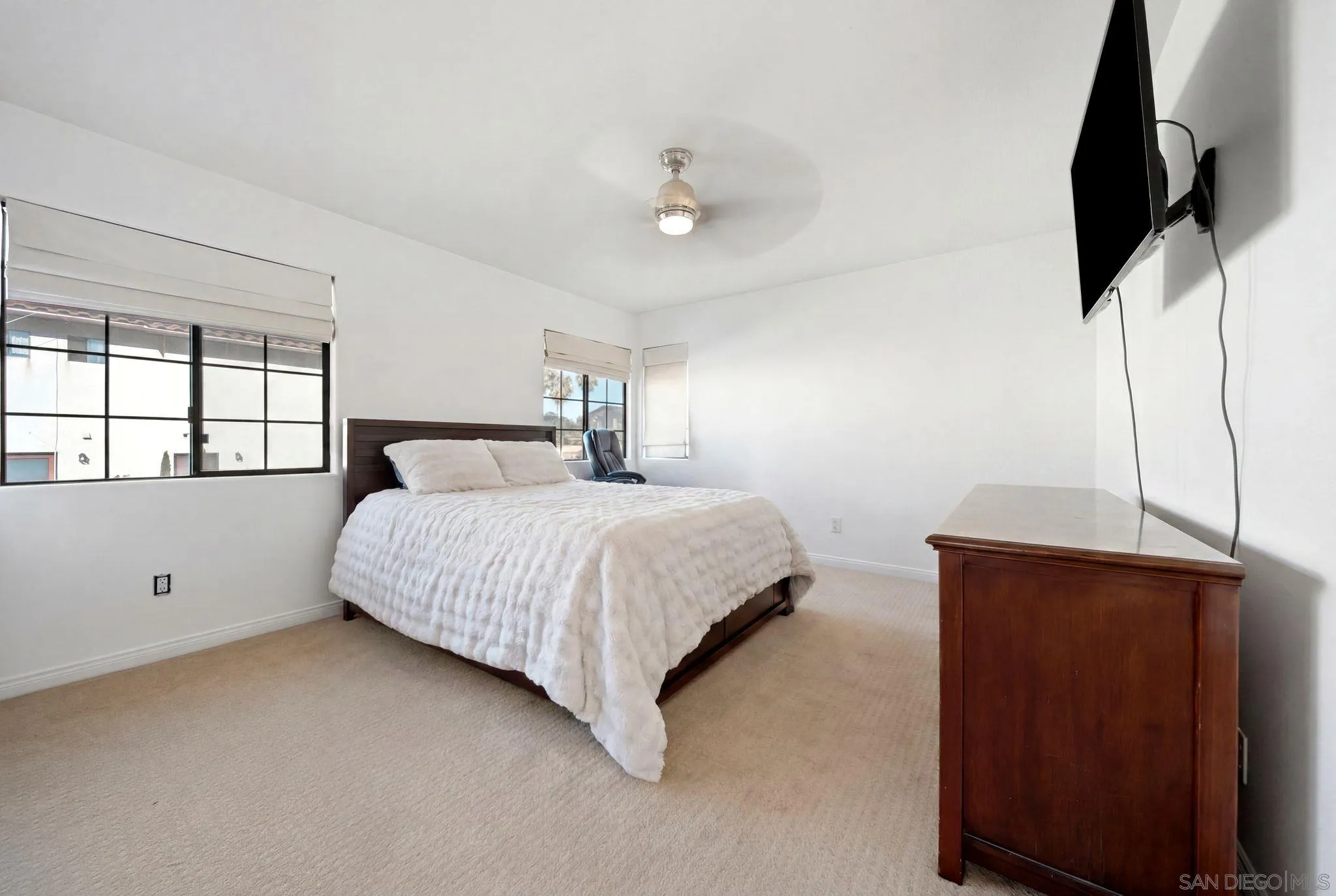 https://cdn.realtyfeed.com/cdn/127/260016232/bf9ead99894a19ff58b8d989b4bbed3d.webp