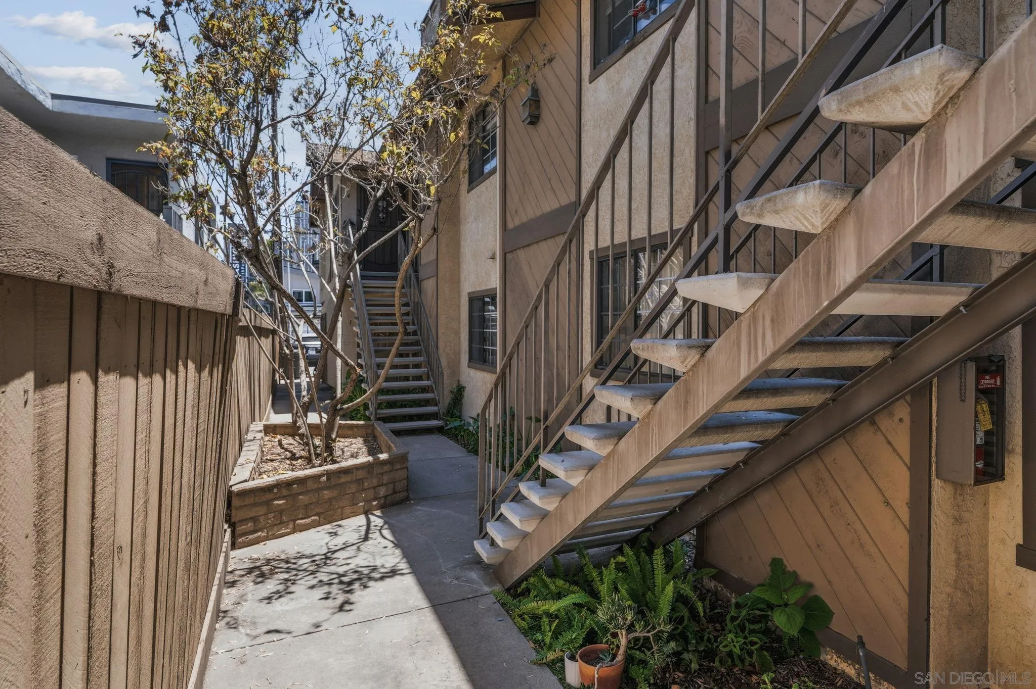 https://cdn.realtyfeed.com/cdn/127/260016239/a17c6dc8e3050a1403c645d4b5db2608.webp