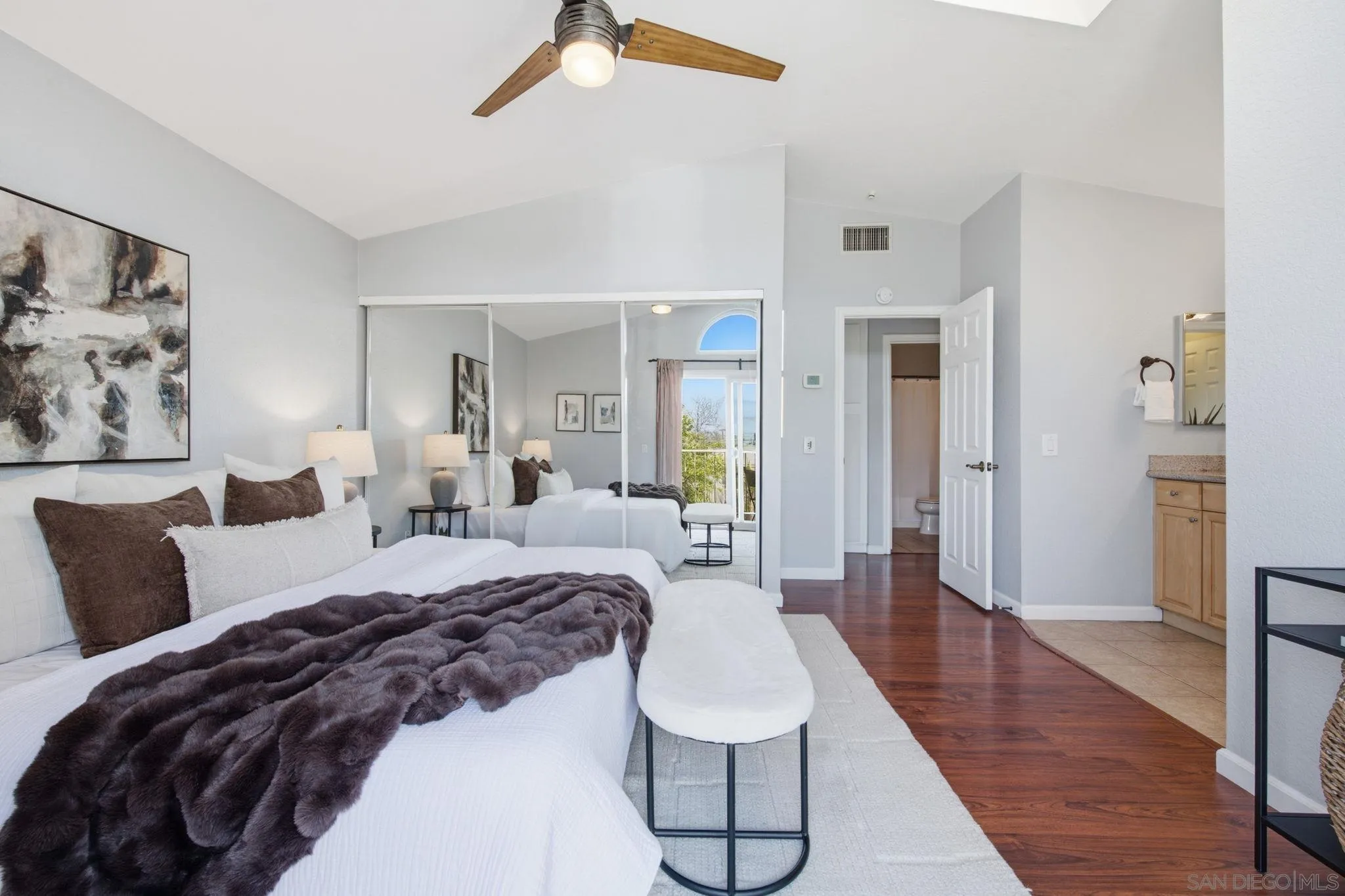 https://cdn.realtyfeed.com/cdn/127/260016252/3961e761b51ebd681098e852d139b644.webp