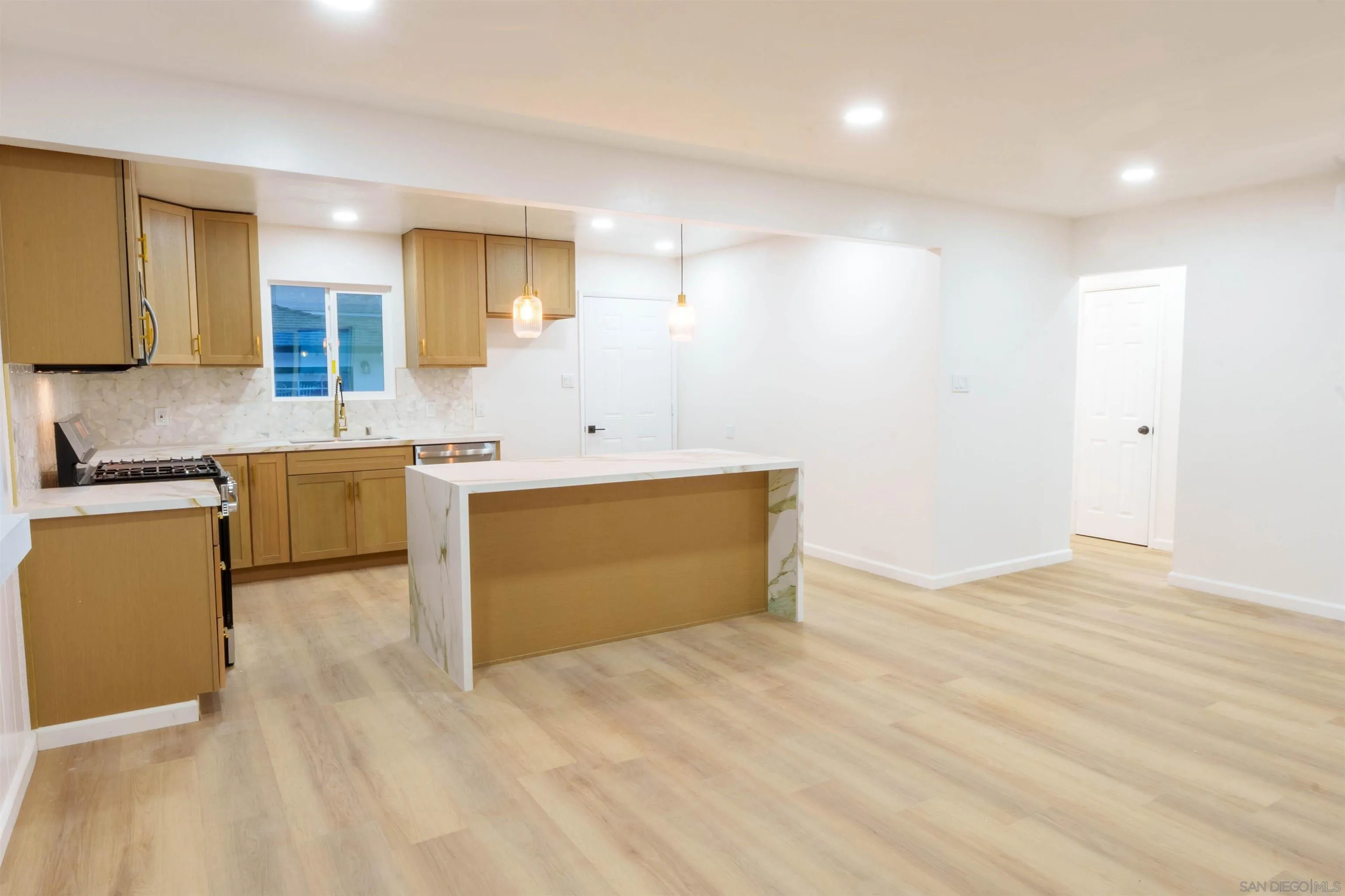 https://cdn.realtyfeed.com/cdn/127/260016313/3181d3c64b7343cccfe5e0aa3f42b3e0.webp