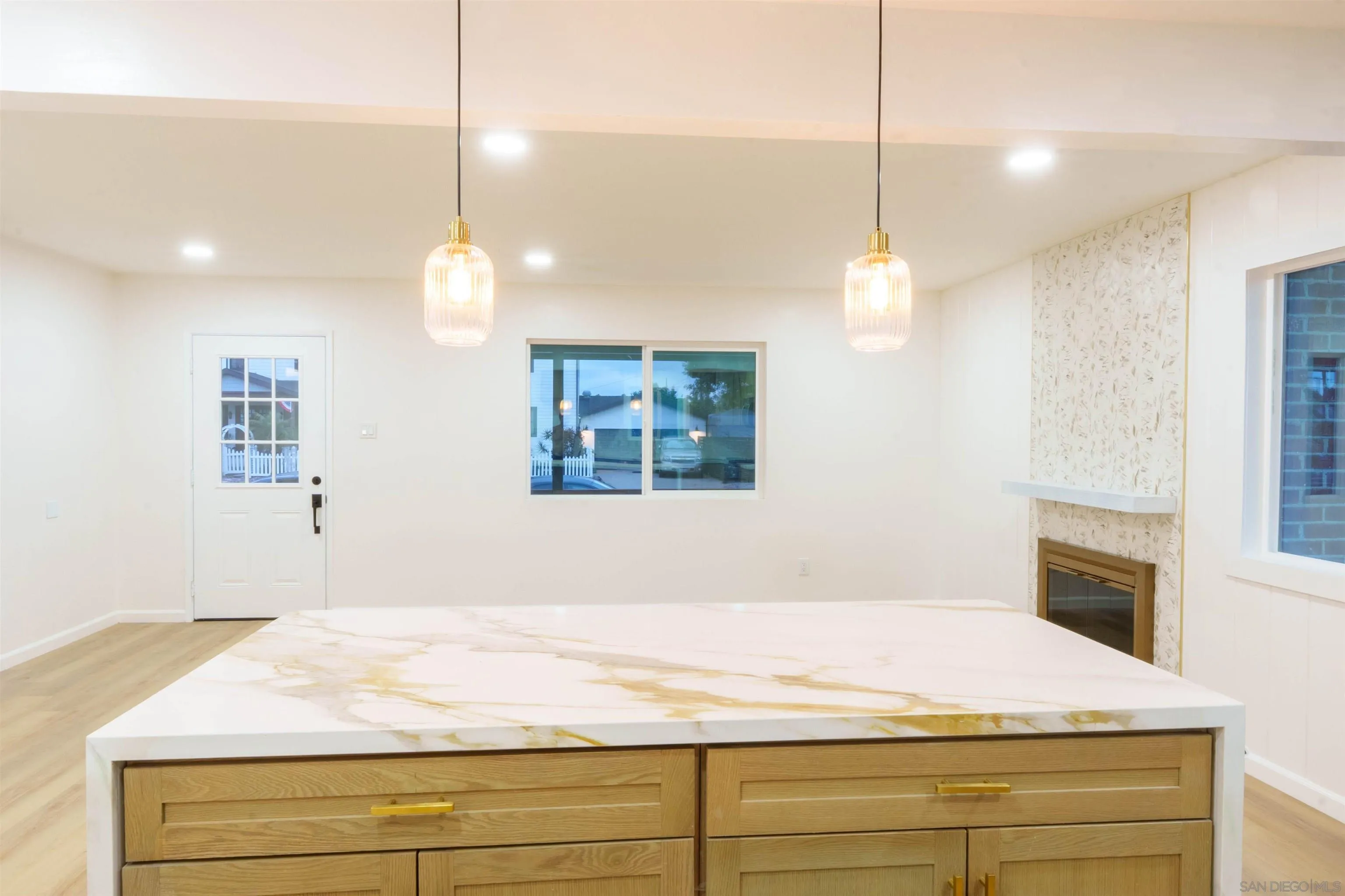 https://cdn.realtyfeed.com/cdn/127/260016313/430973944f41d065b92357718f141f4c.webp