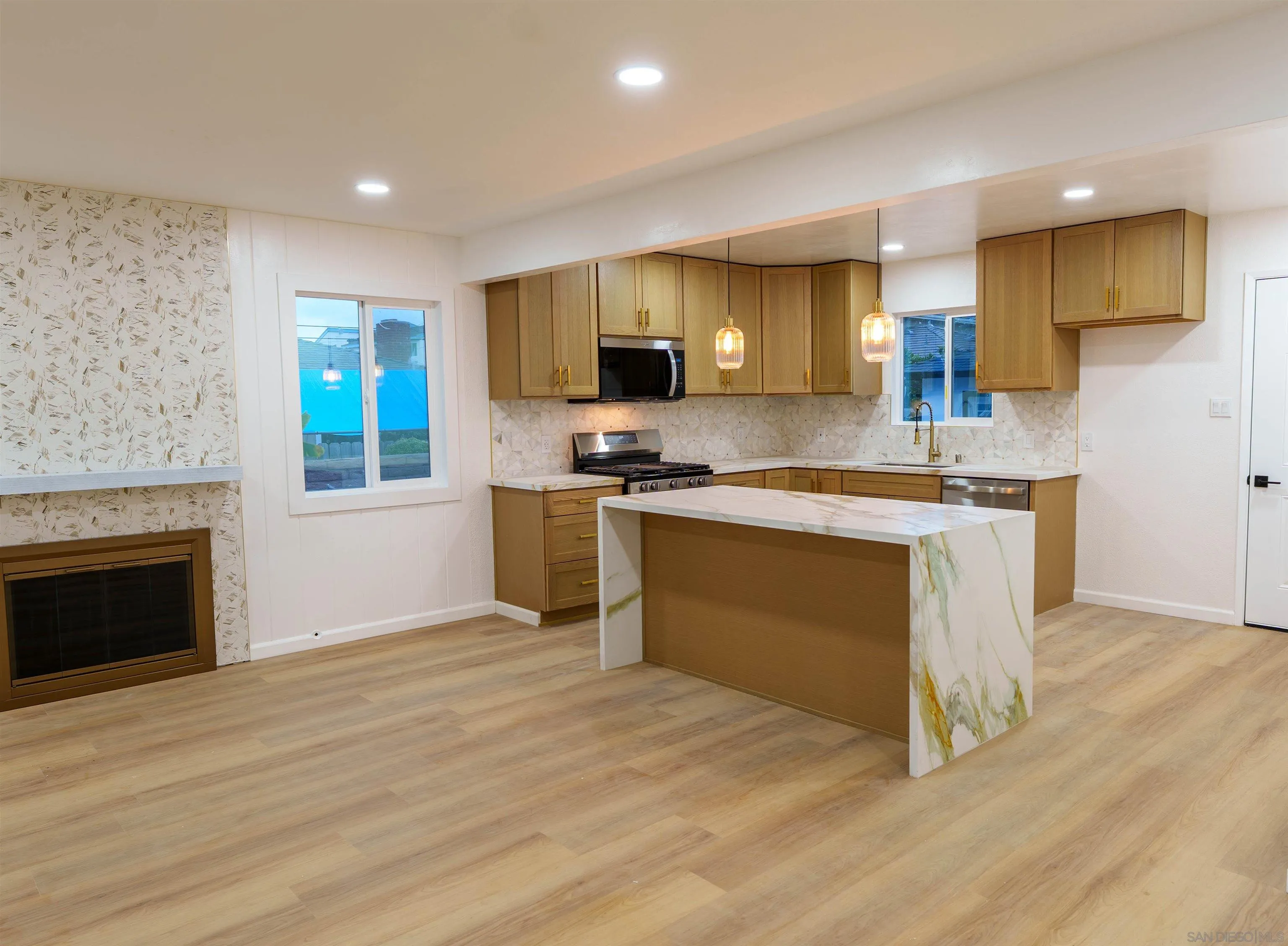 https://cdn.realtyfeed.com/cdn/127/260016313/465e7e05b073035f05c76b83fa355b9d.webp