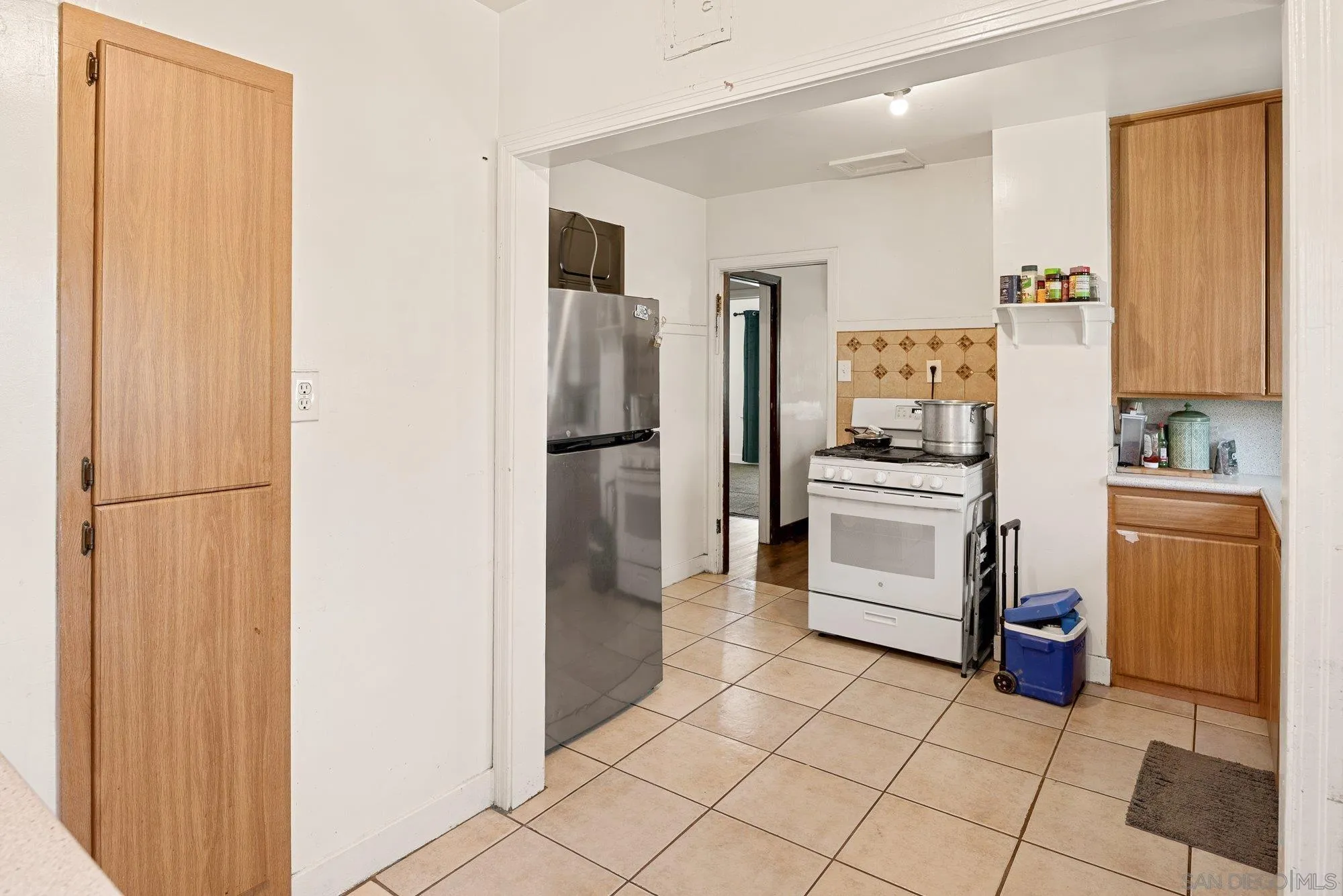 https://cdn.realtyfeed.com/cdn/127/260016315/652b21d15cfe31b61a37ec46e153108c.webp