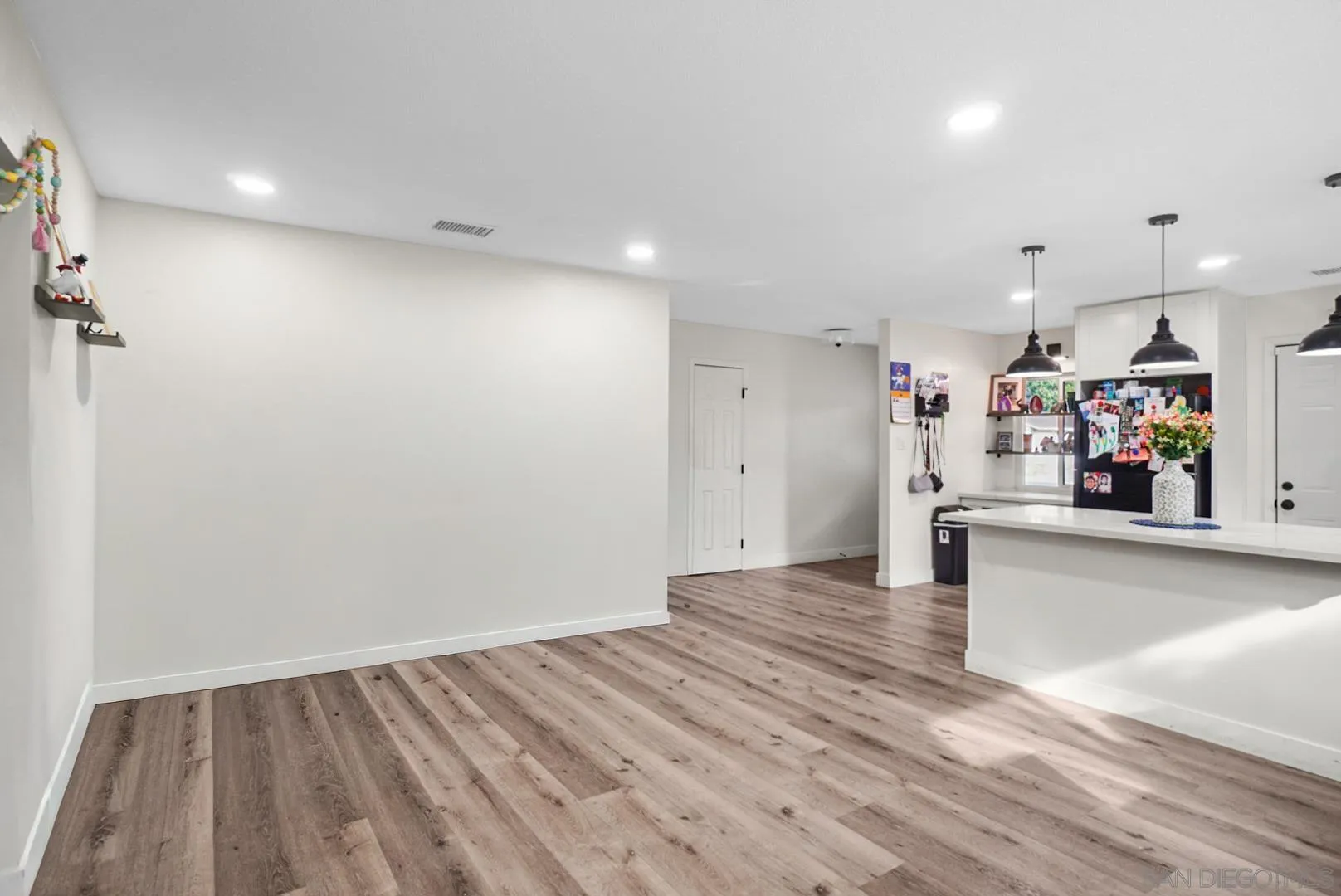https://cdn.realtyfeed.com/cdn/127/260016350/aabce6b9933f6654a100c92dc1bd45c9.webp