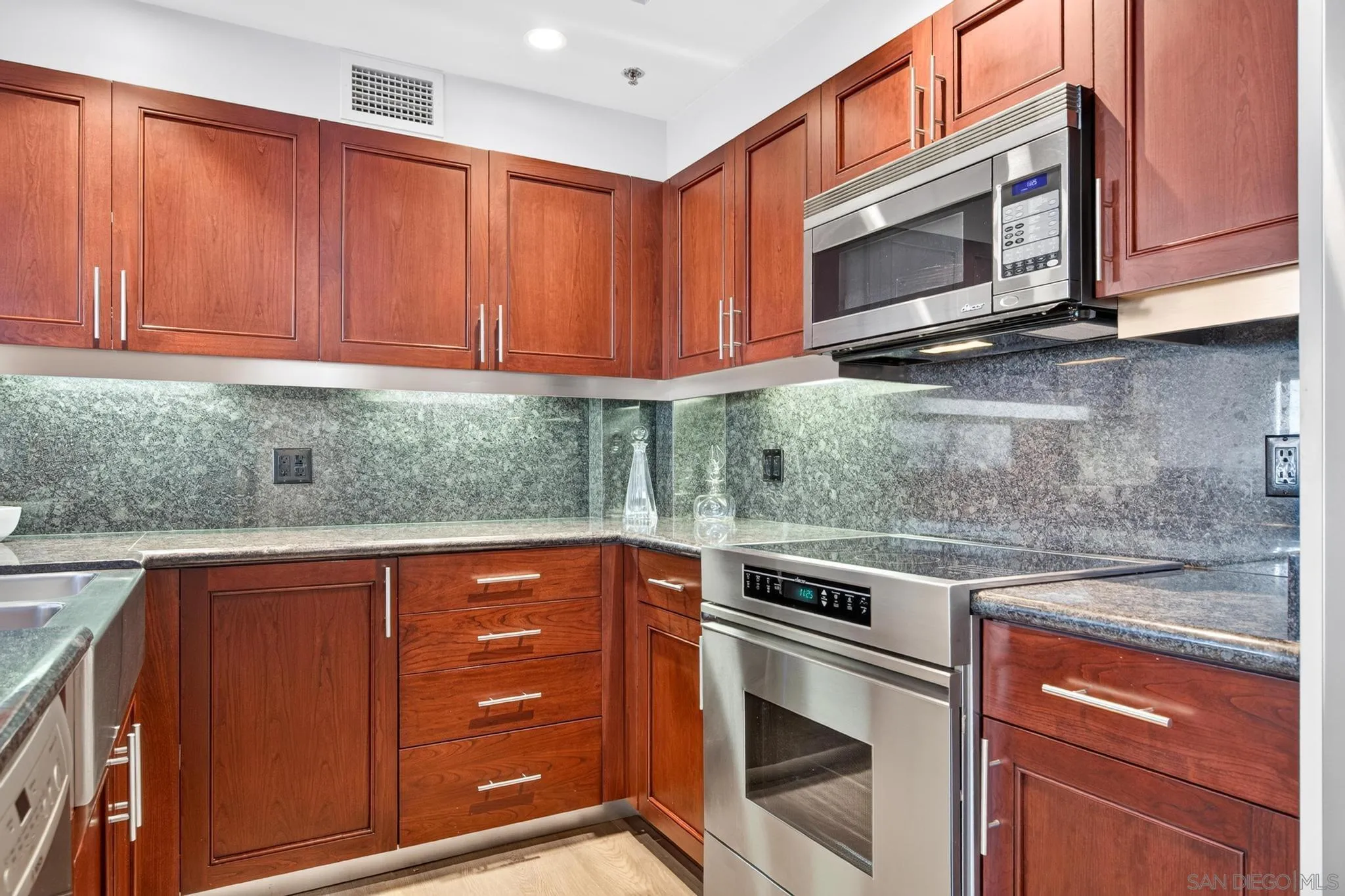 Photo #8: 260016356 Listing: Photo #8