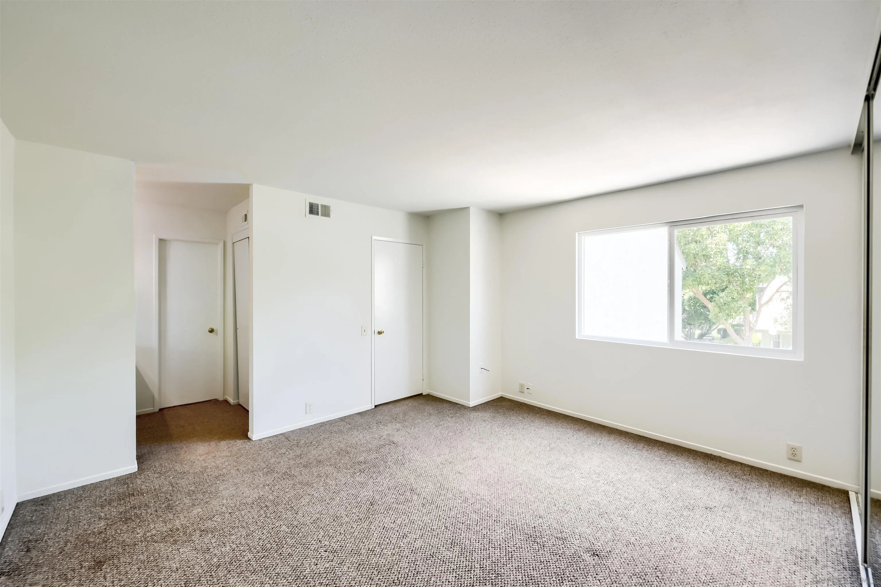 https://cdn.realtyfeed.com/cdn/127/260016358/984c01b73772576b3c7939ceea35f399.webp