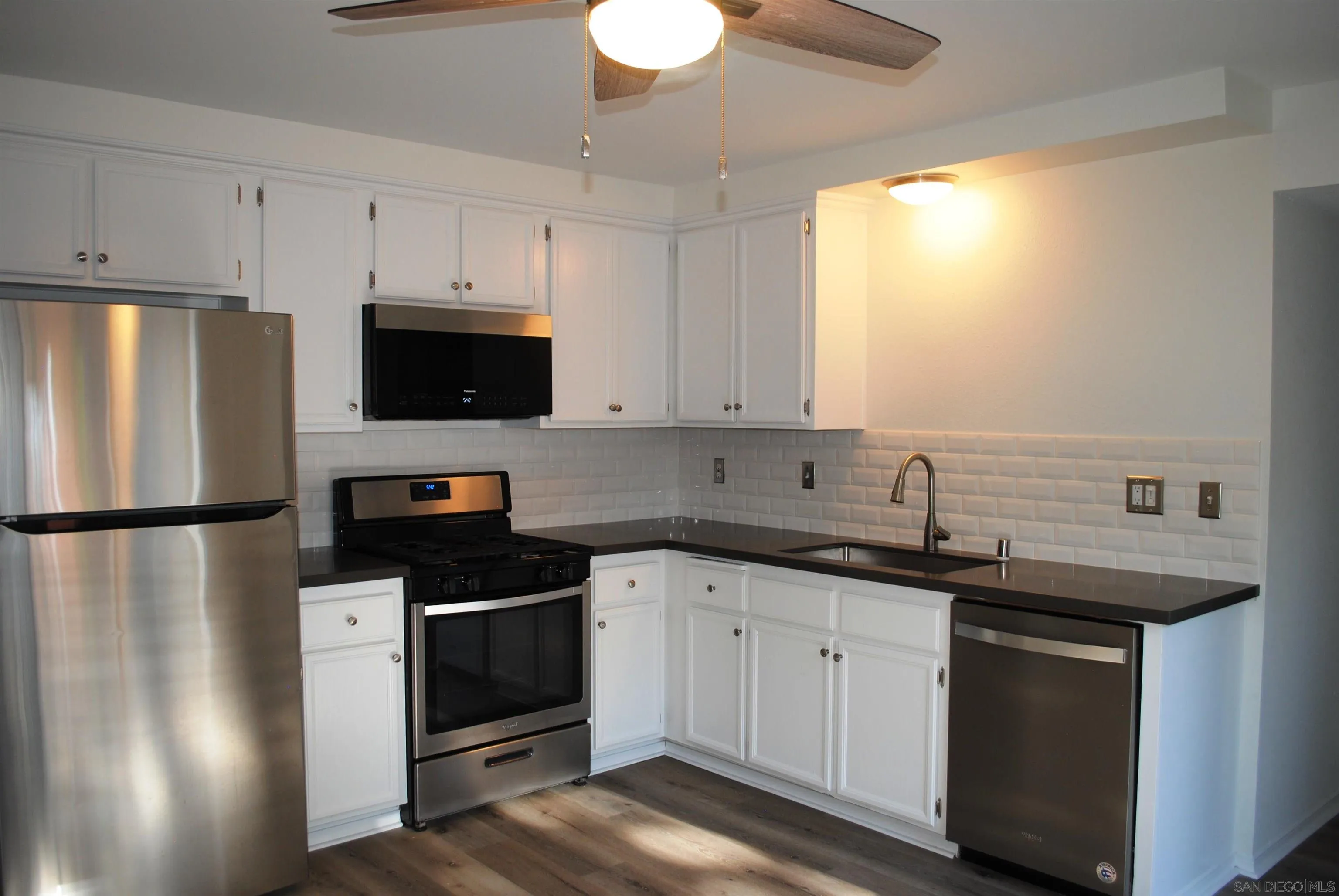 https://cdn.realtyfeed.com/cdn/127/260016358/b67d4420eca65ec1064e02ede4675ac8.webp
