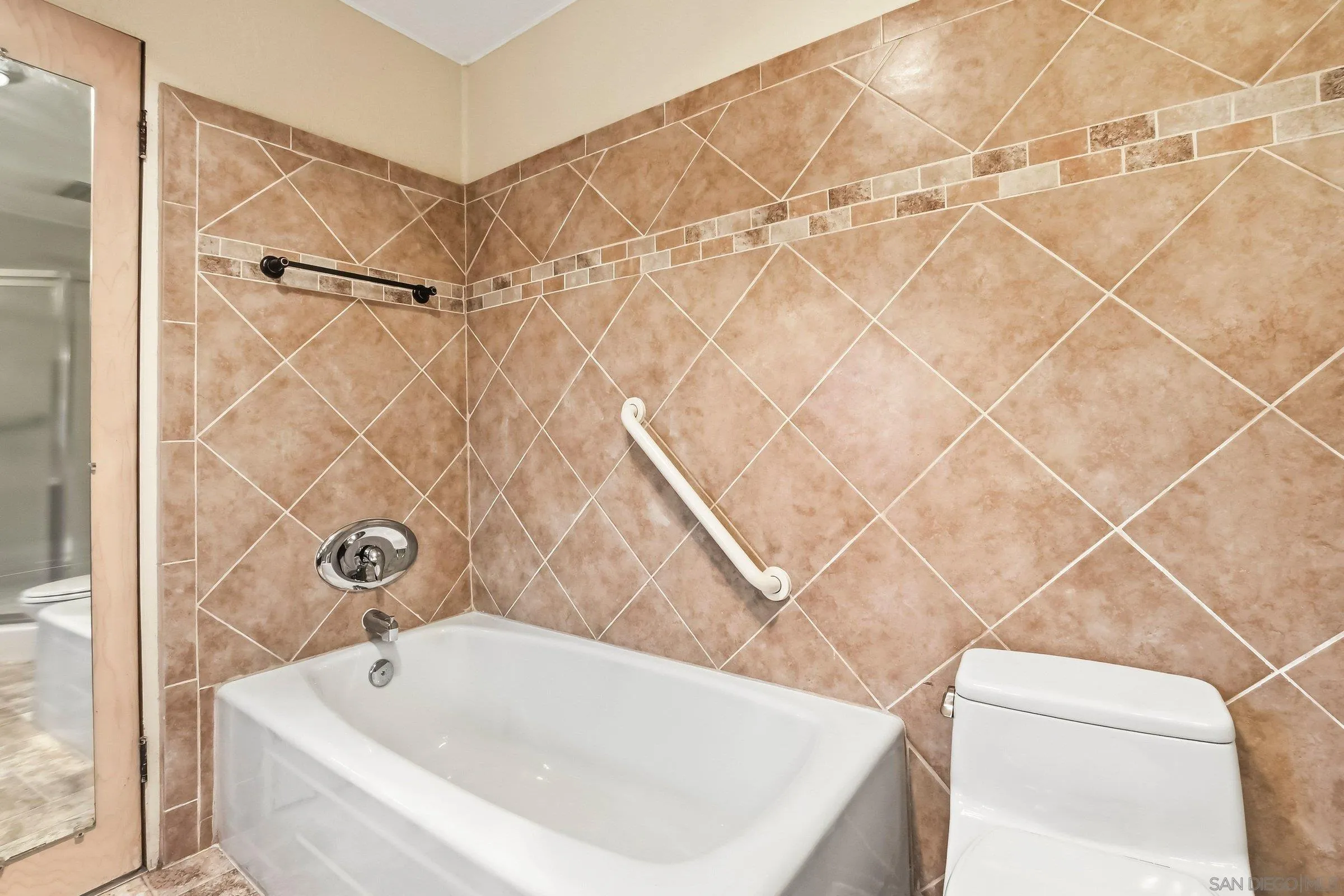 https://cdn.realtyfeed.com/cdn/127/260016371/ee5557f9bfff8bc9d6efd7019f6b6d12.webp