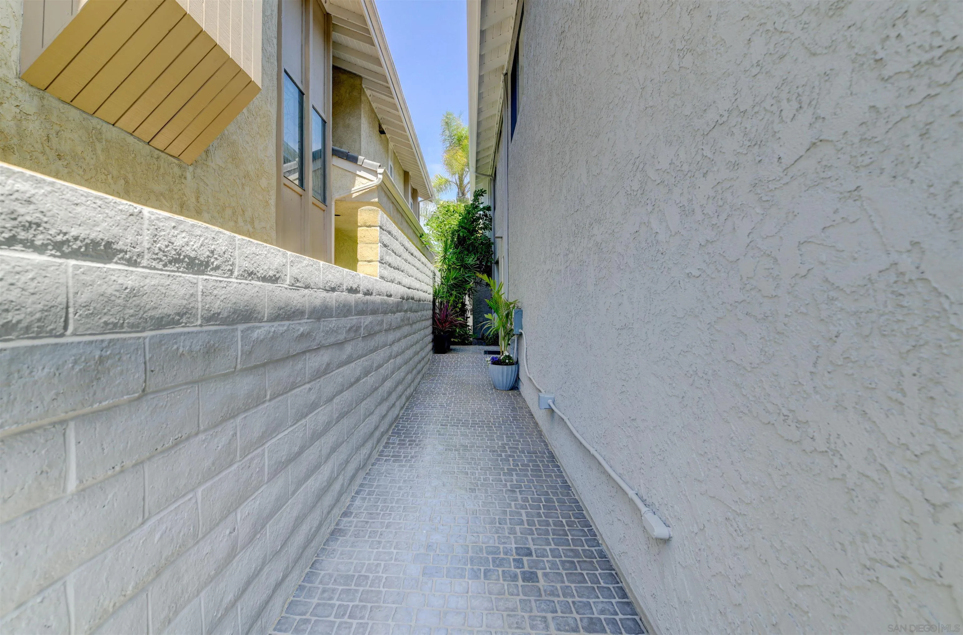 https://cdn.realtyfeed.com/cdn/127/260016380/463cf3b2745600427ad46ddda14cf898.webp