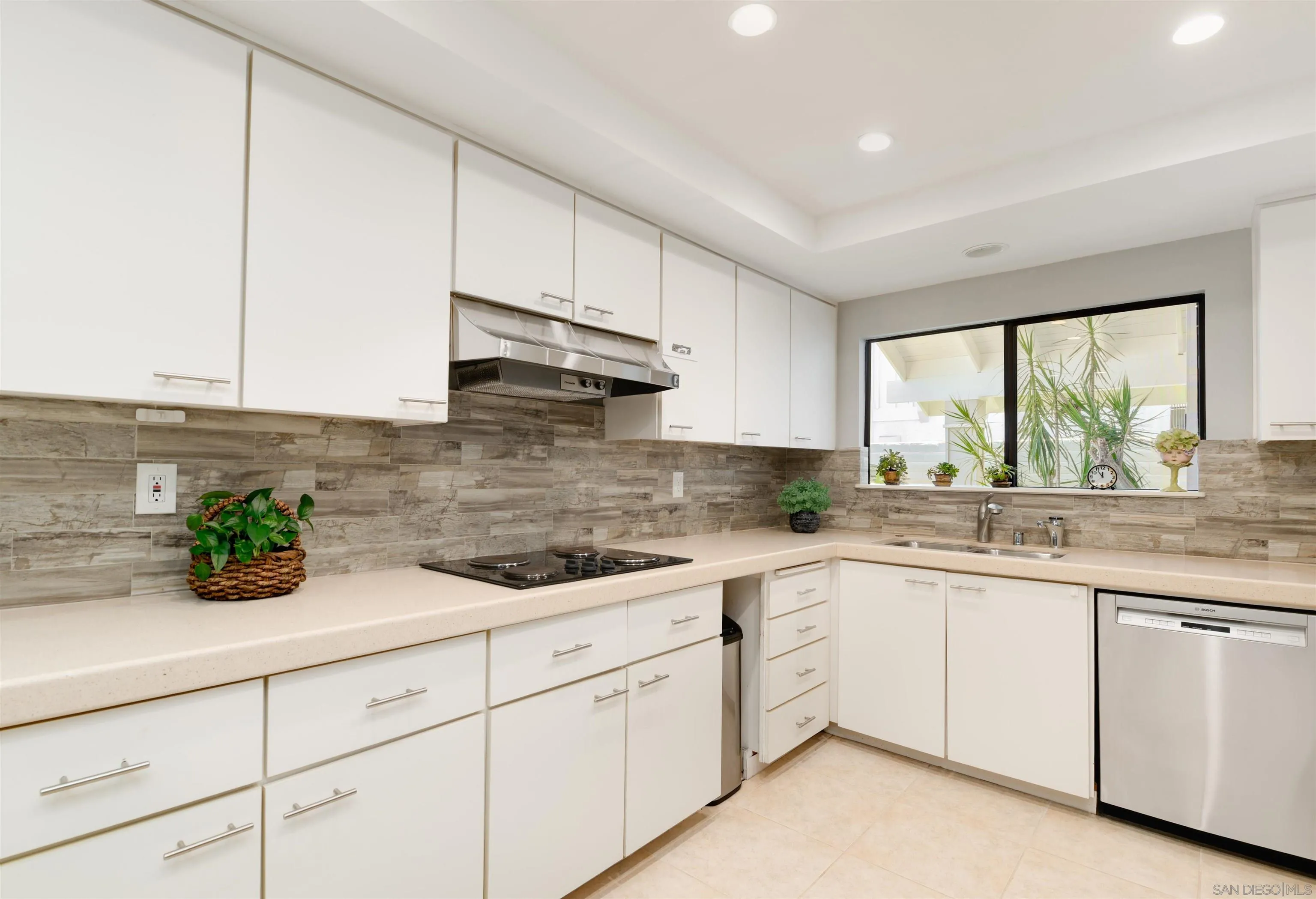https://cdn.realtyfeed.com/cdn/127/260016380/b83a22ab19b9d197cbba63c8a426c789.webp