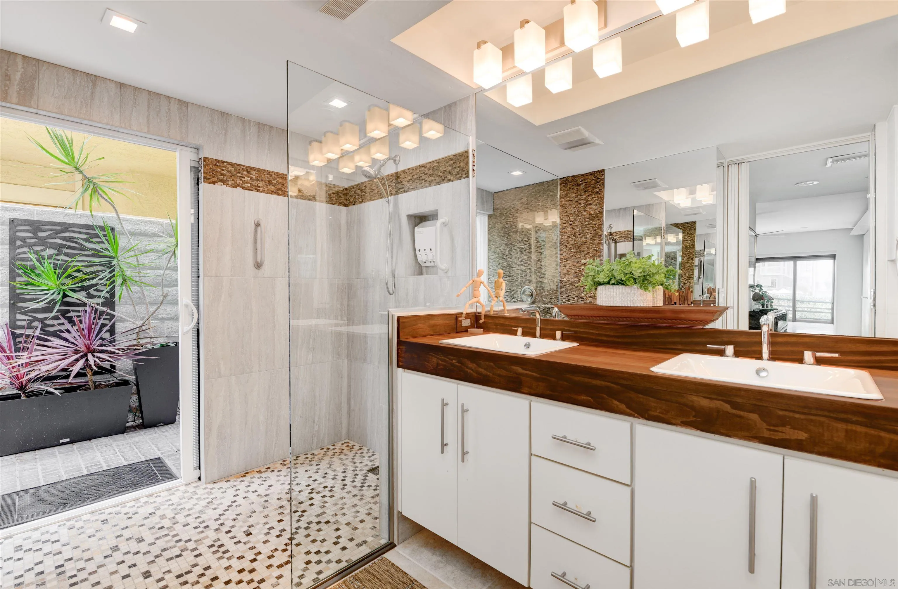 https://cdn.realtyfeed.com/cdn/127/260016380/c1a89de68e2ecba9f63d2d9eca1efe18.webp