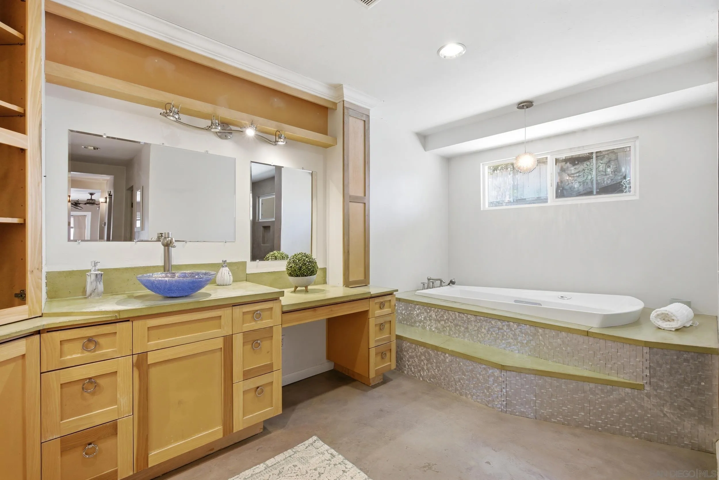 https://cdn.realtyfeed.com/cdn/127/260016393/48cf4d407c4f96b5664ee8f9808f8b48.webp