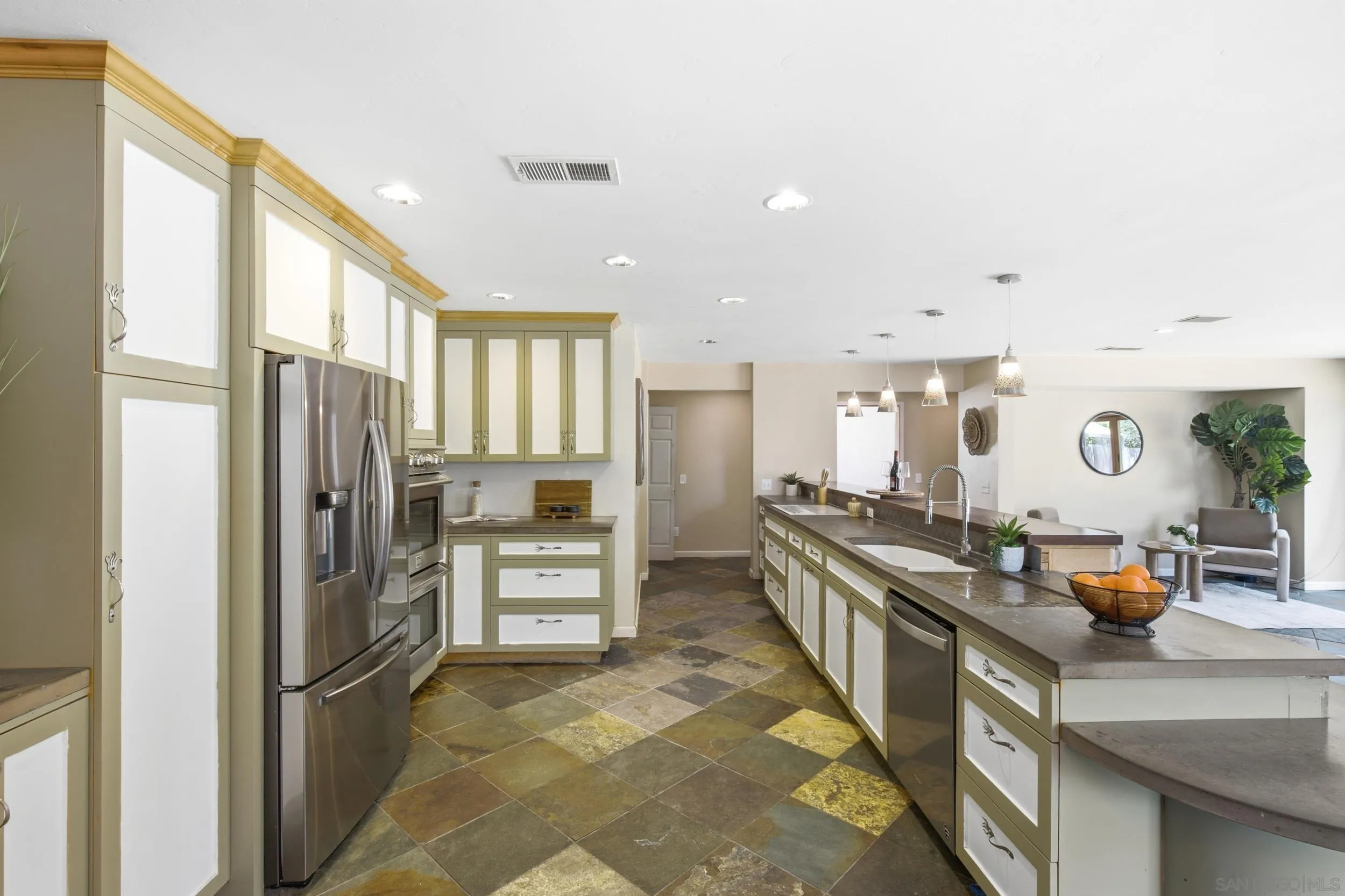 https://cdn.realtyfeed.com/cdn/127/260016393/77ab7cd1025d2e3098af70b0ceed3209.webp